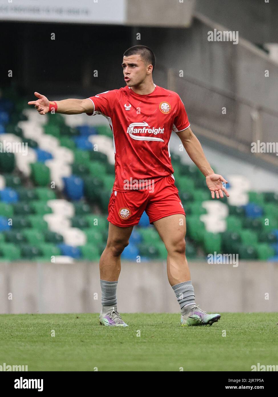 Windsor Park, Belfast, Nordirland, Großbritannien. 14 August 2022. Danske Bank Premiership – Linfield / Portadown. Portadown-Fußballspieler Joseph Moore (rot) während des Spiels. Stockfoto