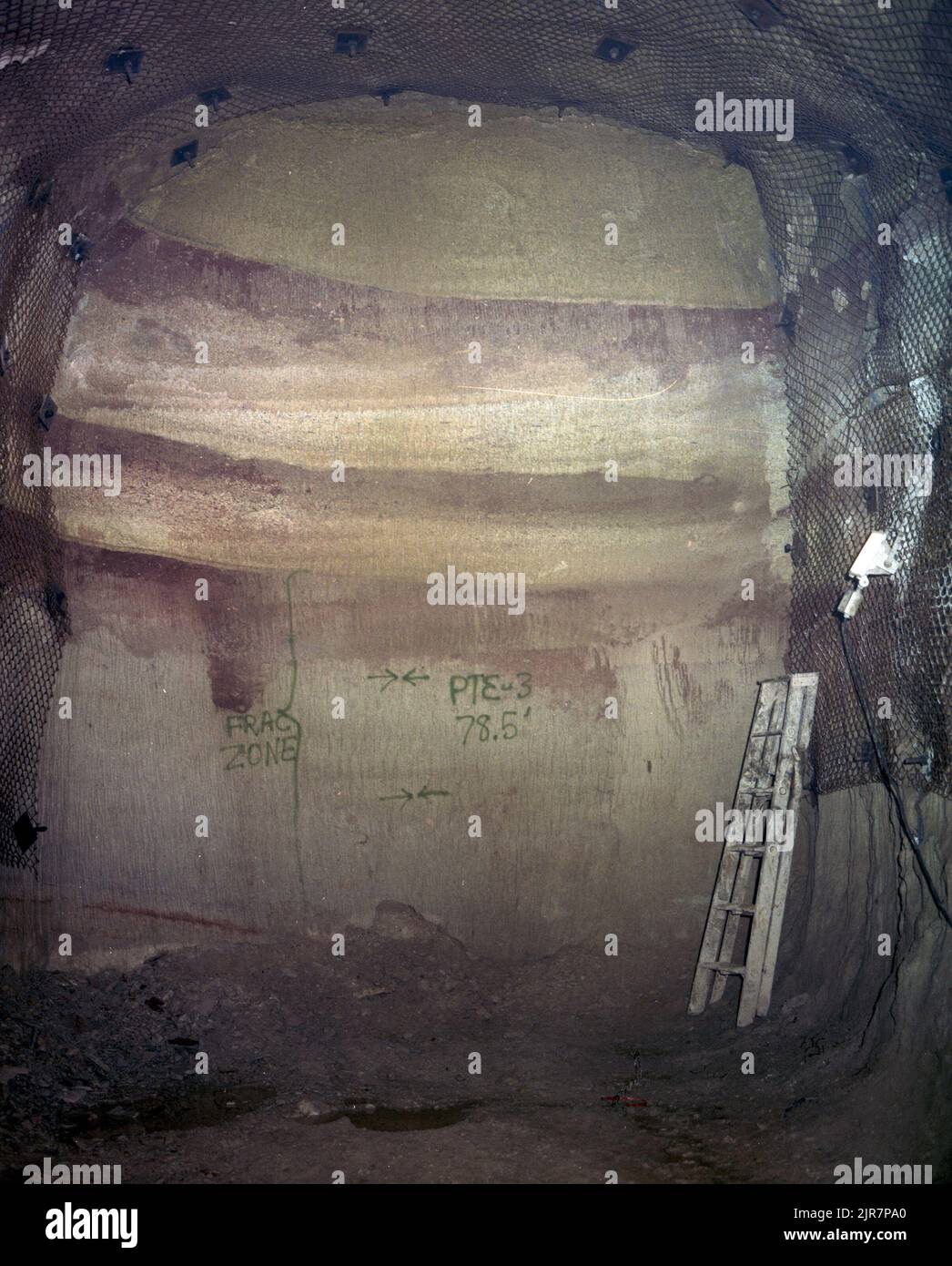 A821730 U12G PTE #3 WARPINSKI (PROJEKTINGENIEUR) AUG 26 82EG&G/NTS PHOTO LAB VERÖFFENTLICHUNGSDATUM: 8/26/1982 EDGERTON, GERMESHAUSEN & GRIER; EG&G; FENCES; LEITERN; MARKIERT; NEVADA; NEVADA TESTGELÄNDE; NTS; KERNENERGIETECHNIK; ATOMTESTS; ATOMTESTS; PTE #3; GESTEINE UND MINERALIEN (VERSCHIEDENES); GESTEINE (VERSCHIEDENES); STÜTZPLATTEN; TESTSTANDORTE; TUNNEL; UGT; UNTERIRDISCH; UNTERIRDISCH; U12G PTE#3 HISTORISCHE BILDER. 1972 - 2012. Energieministerium. National Nuclear Security Administration. Fotos im Zusammenhang mit Atomwaffentests auf dem Testgelände in Nevada. Stockfoto