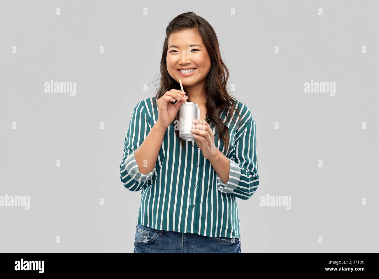 Glücklich lächelnde asiatische Frau mit Dose trinken Stockfoto