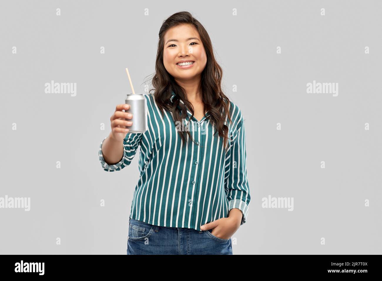 Glücklich lächelnde asiatische Frau mit Dose trinken Stockfoto