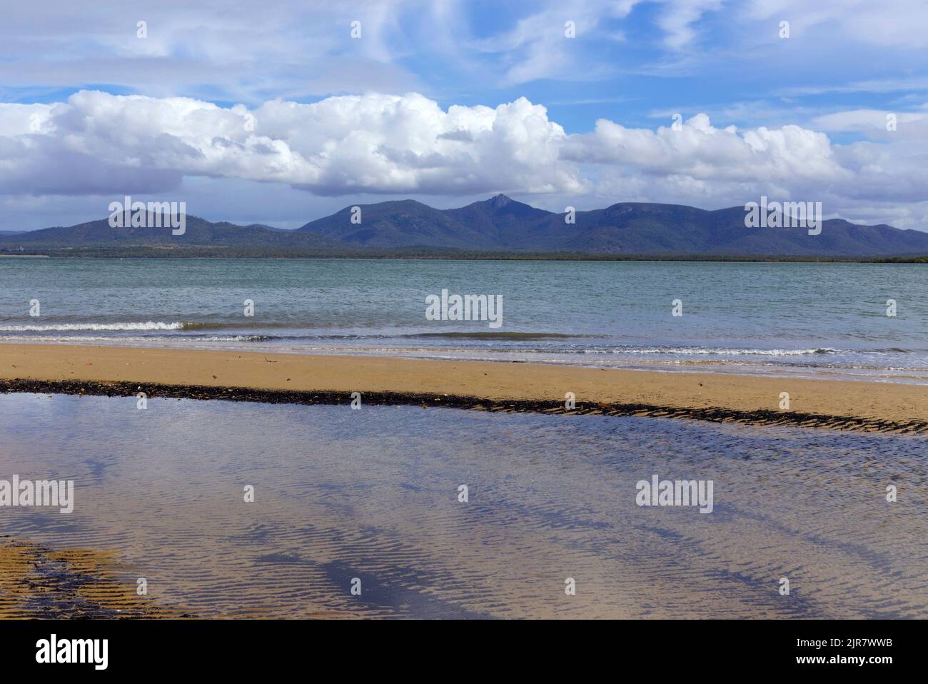 Von Curtis Island aus blickt man auf Kangaroo Island, Queensland Australia Stockfoto