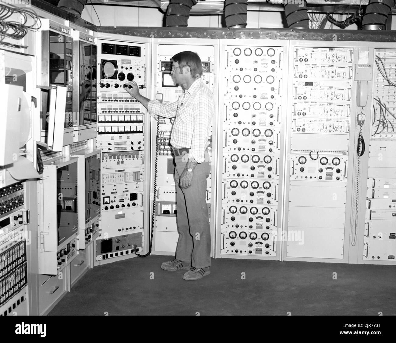 A820703 MONASTERY LEE, JIMMY G MAI 25 82 EG&G/NTS FOTOLABOR VERÖFFENTLICHUNGSDATUM: 5/25/1982 CONTROLS; EDGERTON, GERMESHAUSEN & GRIER; EG&G; EQUIPMENT & INSTRUMENTS; INSTRUMENTE UND AUSRÜSTUNG; LEE, JIMMY G.; MÄNNLICH; MÄNNLICH; MÄNNER; MÄNNER (ZUSATZ EINES MÄNNLICHEN MODIFIKATORS); KLOSTER; TESTGELÄNDE IN NEVADA; NTS; KERNENERGIETECHNOLOGIE; ATOMTESTS; ATOMTESTS; RACKS; ROUND ROBIN; TESTSTANDORTE; TESTS; UGT; UNTERIRDISCHE TESTS; WAFFENEFFEKTE; WAFFENBEZOGEN; WAFFENTECHNIK; ROUND ROBIN - KLOSTER historische Bilder. 1972 - 2012. Energieministerium. National Nuclear Security Administration. Fotos in Verbindung stehende t Stockfoto