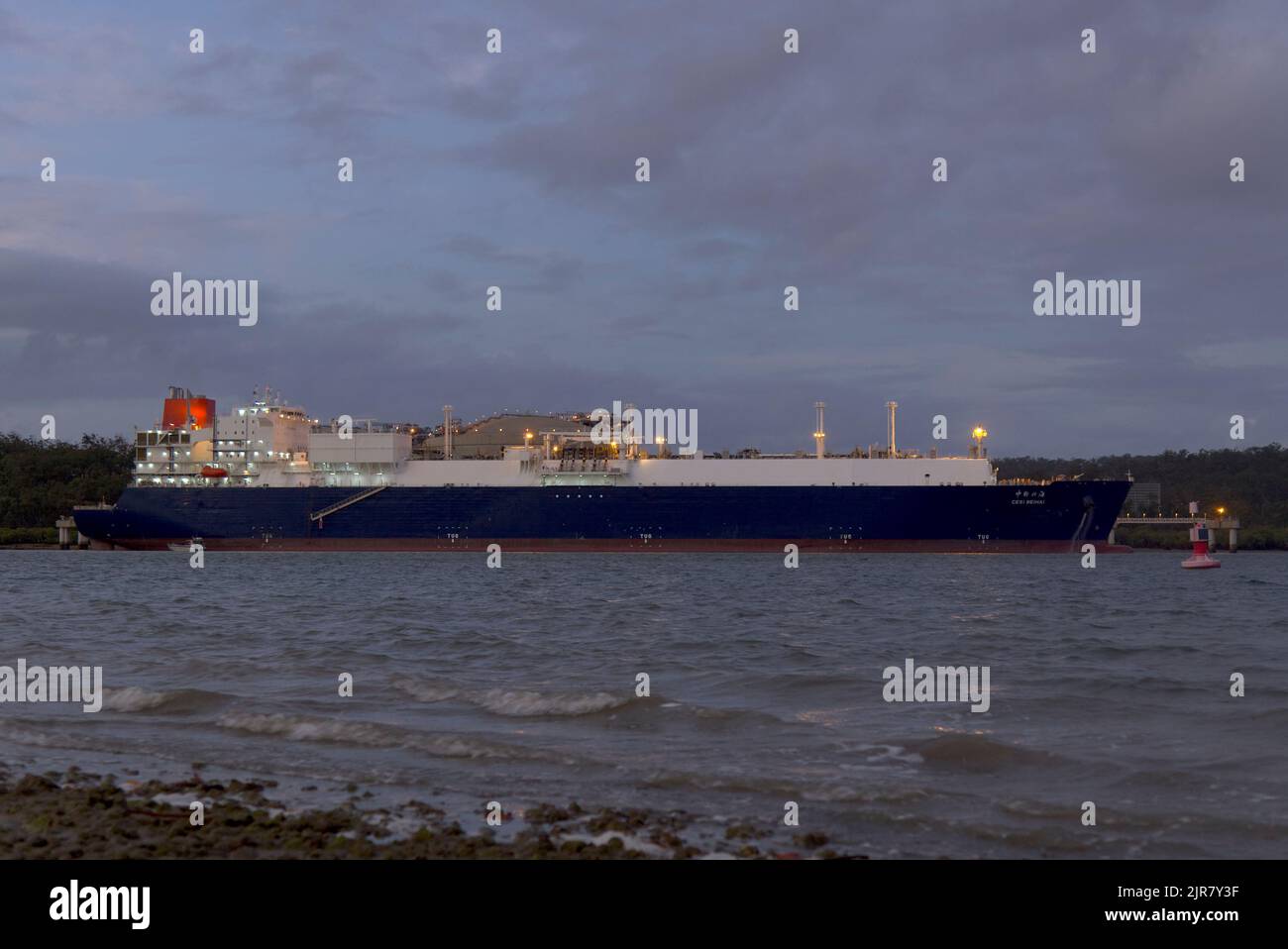 Der LNG-Tanker Cesi Beihai liegt an der CPLNG-Anlage von Terminal 1 auf Curtis Island in der Nähe von Gladstone, Queensland, Australien Stockfoto