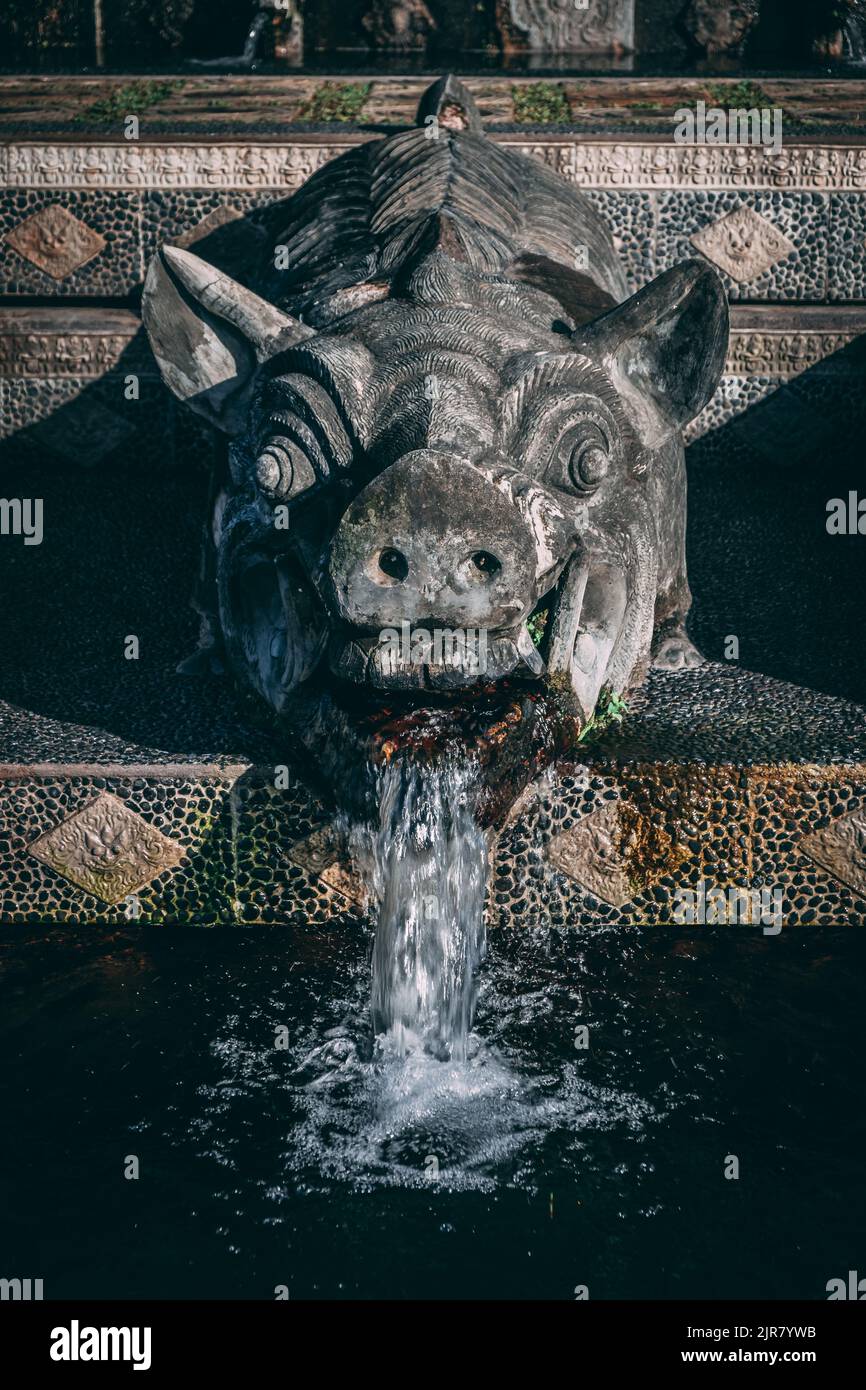 Eine vertikale Aufnahme eines Schweineskulpturen-Brunnens in Bali Stockfoto