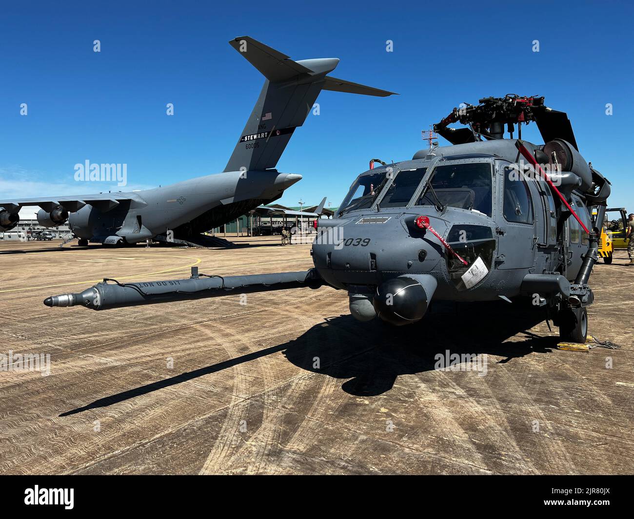 Flieger, die am 20. August in Campo Grande, Brasilien, bei der Rettungsaktion der New Yorker Air National Guard für das Jahr 106. mit Mitgliedern des Luftlift-Flügels 105. der New York Air National Guard beauftragt wurden, 106. HH-60 Pave Hawk Such- und Rettungshubschrauber von 105. C-17s zu entladen, 2022. Die Luftmänner waren in Brasilien, um an der Übung Tapio teilzunehmen, einer kombinierten brasilianischen und US-amerikanischen Übung zur irregulären Kriegsführung in Campo Grade, Brasilien. Die New York Air National Guard entsandte 100 Luftwaffe aus den beiden Flügeln, um im Rahmen der Beziehung des Staatspartnerschaftsprogramms mit Brasilien (USA) teilzunehmen Air Nat Stockfoto