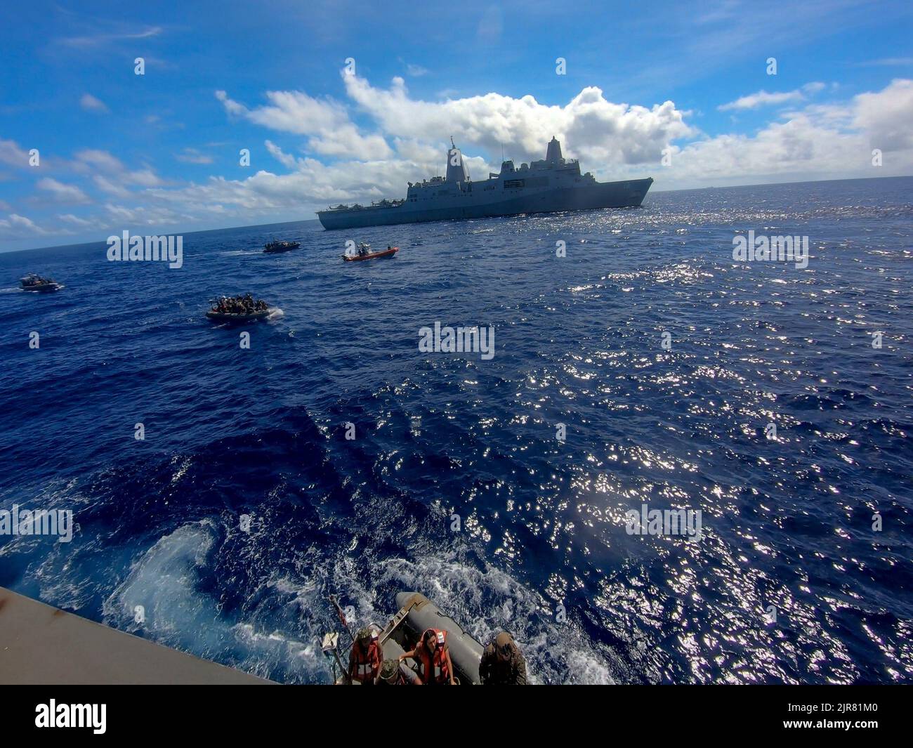 US-Marineinfanteristen an Bord eines starren Rumpfes bereiten sich aufblasbare Boote auf die Expeditionary Mobile Base USS Miguel Keith (ESB-5) vor, während einer Besuchsvorbereitungs- und Beschlagnahmungsübung in der philippinischen See am 17. August 2022. Die MEU von 31. behält die Fähigkeit, Schiffe auf See zu beschlagnahmen und zu räumen, um sich selbst und Verbündete in der Indo-Pazifik-Region zu schützen. Die 31. MEU ist an Bord von Schiffen der Amphibious Ready Group von Tripolis im Einsatzgebiet der 7. Flotten tätig, um die Interoperabilität mit Verbündeten und Partnern zu verbessern und als einsatzbereite Einsatztruppe zur Verteidigung von Frieden und Stabilität in der INDOPACOM-Regi zu dienen Stockfoto