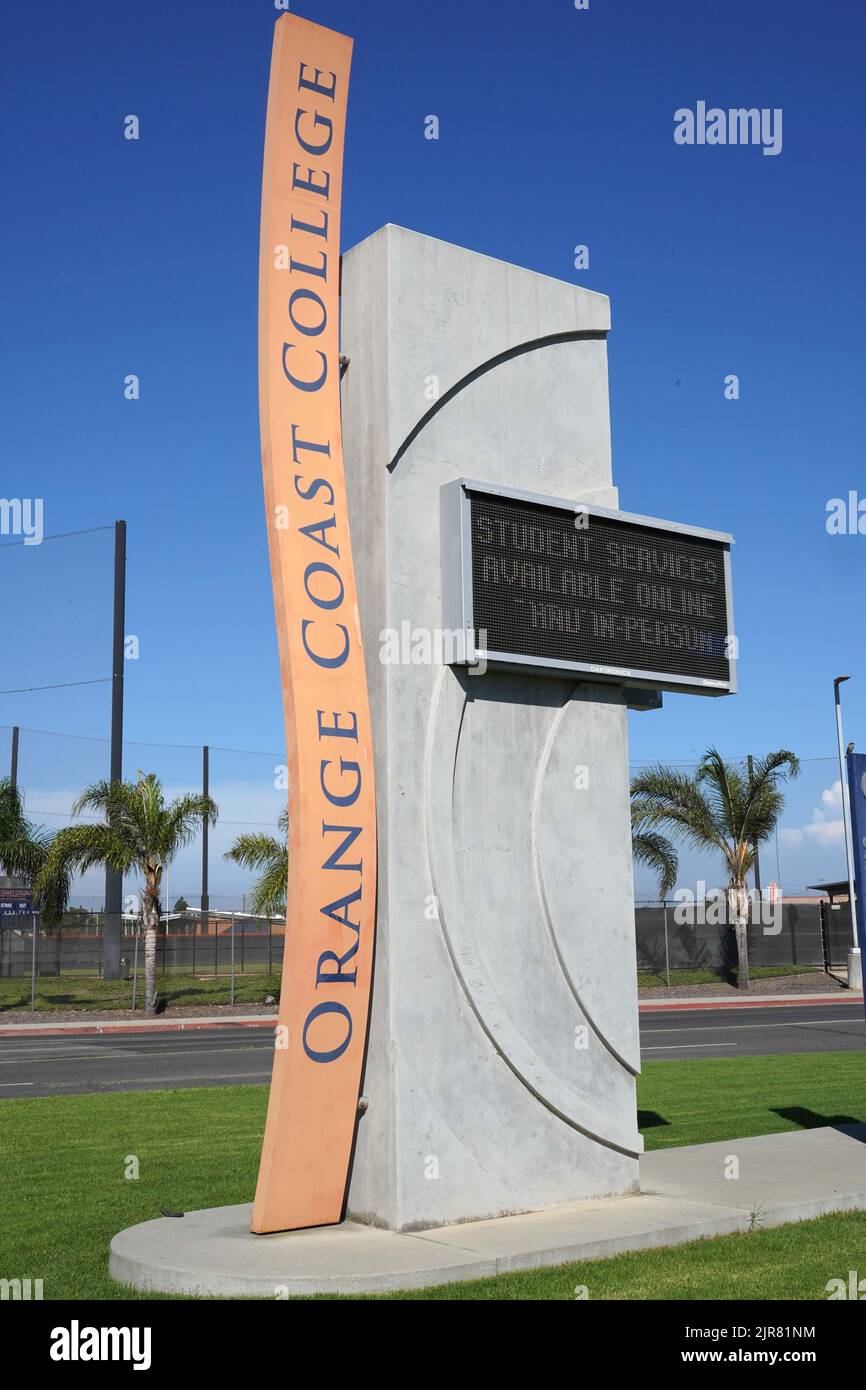 Ein Schild am Eingang zum Orange Coast Community College, Montag, 15. August 2022, in Costa Mesa, Kalif. Stockfoto