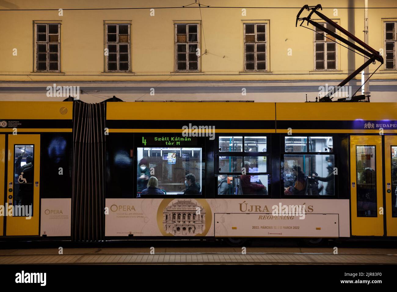Bild von alten und jungen Menschen, die nachts in die Straßenbahn im Stadtzentrum der ungarischen Stadt budapest fahren. Betrieben von den Unternehmen BKK und BKV, Stockfoto
