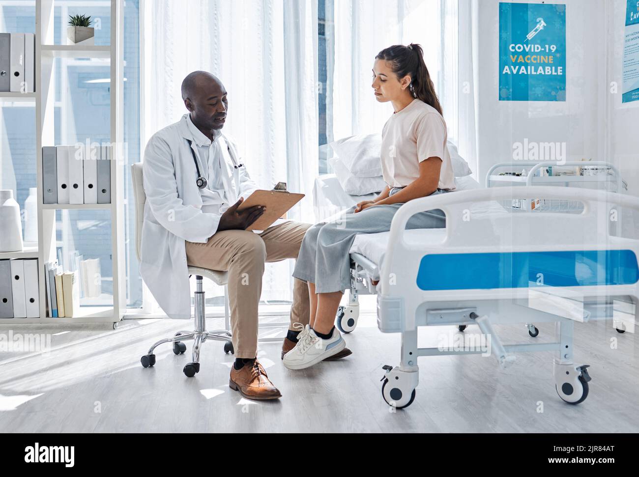 Arzt, Gesundheitsfürsorge und Mann sprechen mit einer Patientin über Dokumente, Medizin und Gesundheit in einem Krankenhaus. Medizinische Mitarbeiter Beratung Versicherung und Arbeit Stockfoto