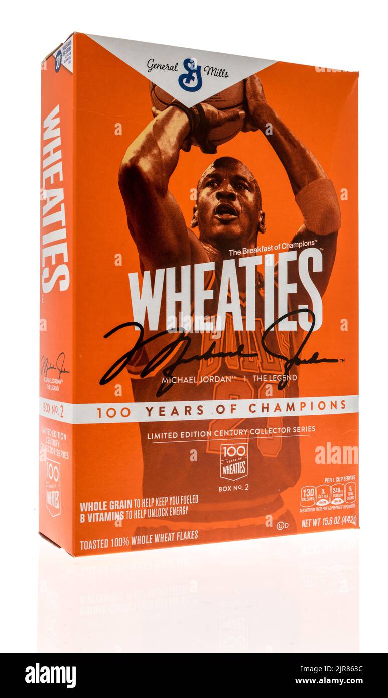 Winneconne, WI -1 May 2022: Ein Paket von General Mills Wheaties mit Michael Jordan auf einem isolierten Hintergrund Stockfoto