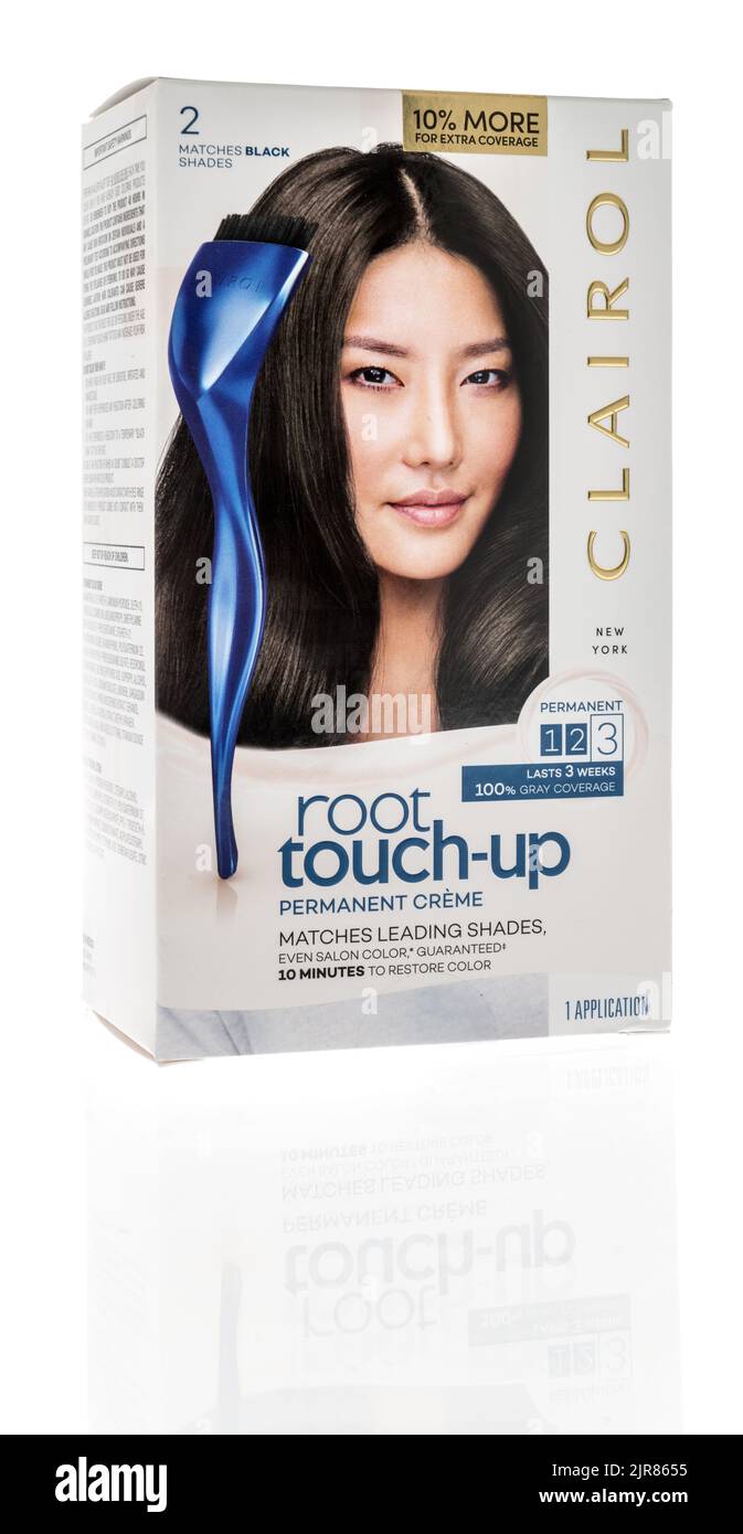 Winneconne, WI -1 May 2022: Ein Paket von Clairol Wurzel Touch up Haarfarbe auf einem isolierten Hintergrund Stockfoto