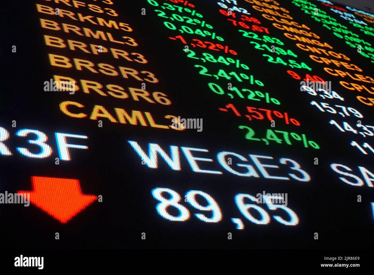 22. August 2022: SP - SÃ£o Paulo - 22/08/2022 -BOLSA DE VALORES: Ibovespa tem segunda queda seguida, agora recuando 0, 89 %, aos 110,500, 53 pontos, apÃ³s a queda de Mais de 2% na sexta-feira. O Ã-ndice brasileiro Mais uma vez acompanhou a derrocada em Wall Street, cujos principais Ã-ndices apresentaram Nova queda ampla, refletindo a cautela e a aversÃ£o ao risco, diante da incerteza das açÃµes do Federal Reserve daqui ao final do ano. No campo do CÃ¢mbio, o dÃ³lar tem novo pequeno recuo frente ao real: Menos 0, 03%, destacando a estabilidade da moeda. Na foto PaÃ-nel da bolsa de valores em SP. Stockfoto