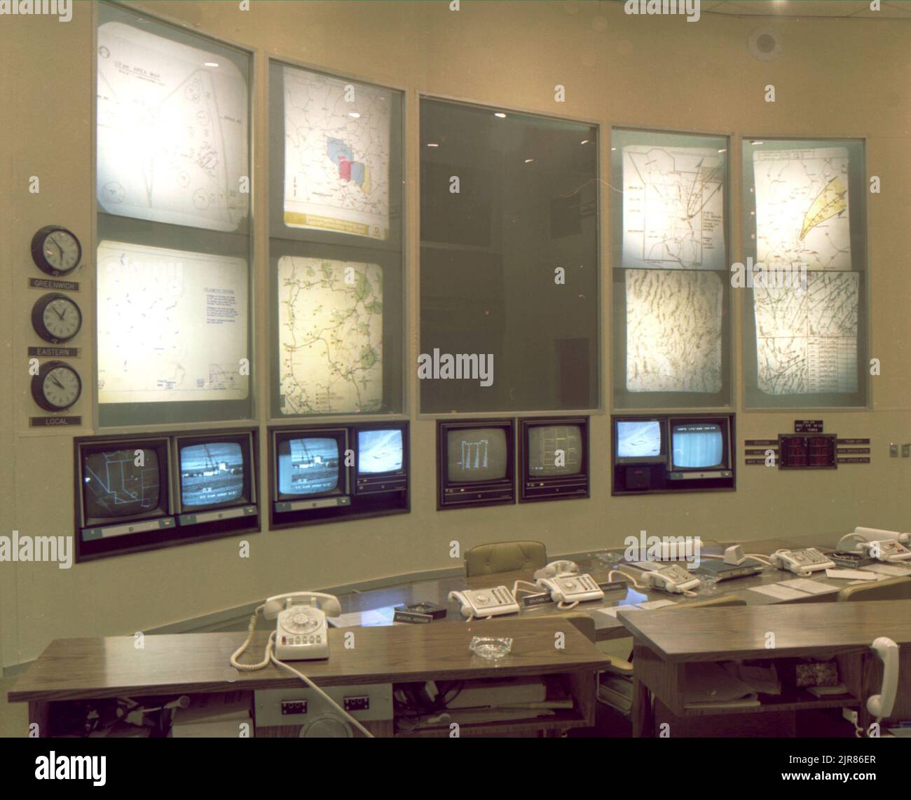 A800100 NICHT-EVENT-KRIEGSRAUM ROY MARKS(PROJECT ENGINEER) JAN 10 80EG&G/NTS PHOTO LAB VERÖFFENTLICHUNGSDATUM: 1/10/1980 UHR, ZEIT; EINRICHTUNGEN (SNL); FACILITIES OPERATIONS; FACILITIES OPERATIONS; FACILITIES, MILITÄR; MARKS, ROY; MONITORE, FARBE; NEVADA; NEVADA TESTGELÄNDE; NTS; KERNENERGIETECHNIK; TELEFONE; RÄUME UND GEBÄUDEBEREICHE; TISCHE NACH TYP; TISCHE NACH NUTZUNG; TELEFONE; TESTPLÄTZE; HISTORISCHE Bilder AUS DEM KRIEGSRAUM. 1972 - 2012. Energieministerium. National Nuclear Security Administration. Fotos im Zusammenhang mit Atomwaffentests auf dem Testgelände in Nevada. Stockfoto