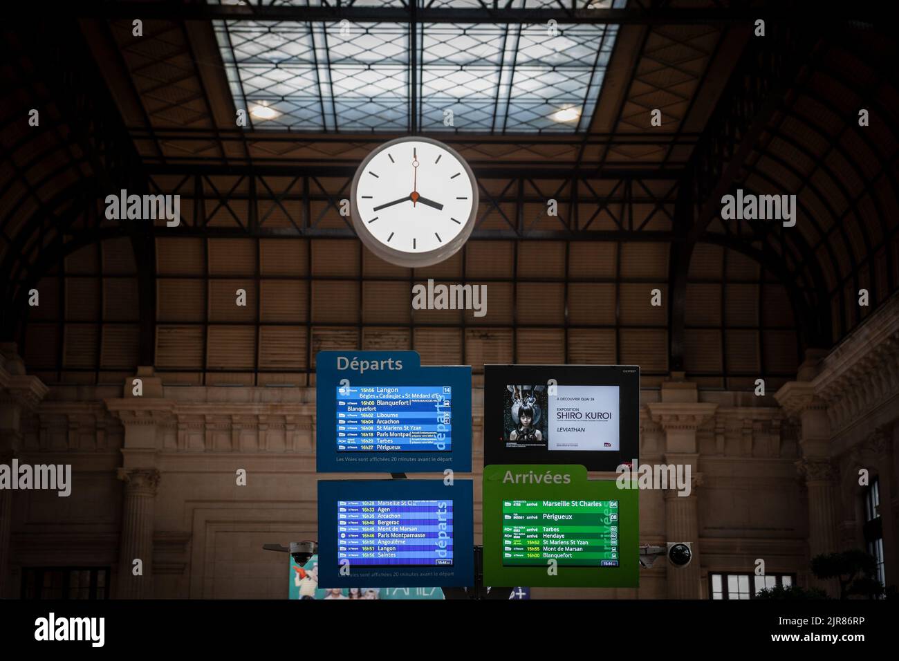 Bild der Haupthalle des Bahnhofs Bordeaux Saint Jean, die zur SNCF gehört, mit einem Schwerpunkt auf den Bildschirmen der Abflugtafeln und der Ankunftstafeln. Stockfoto