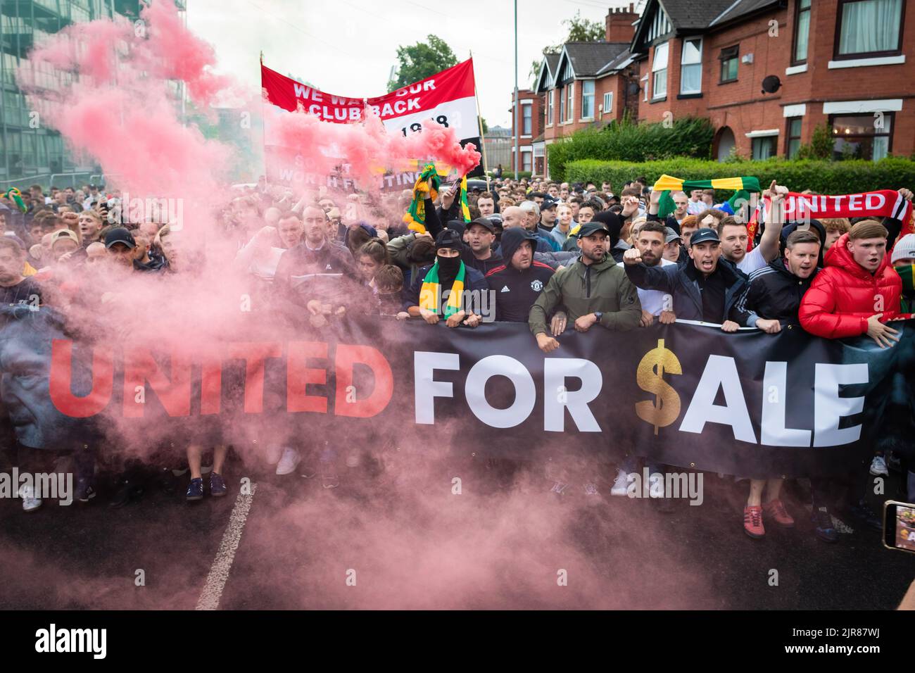 Manchester, Großbritannien. 22. August 2022. Die Fans von Manchester United marschieren vor ihrem Spiel gegen Liverpool nach Old Trafford. Die Proteste gegen die Glasuren des Clubs gehen weiter. Kredit: SOPA Images Limited/Alamy Live Nachrichten Stockfoto