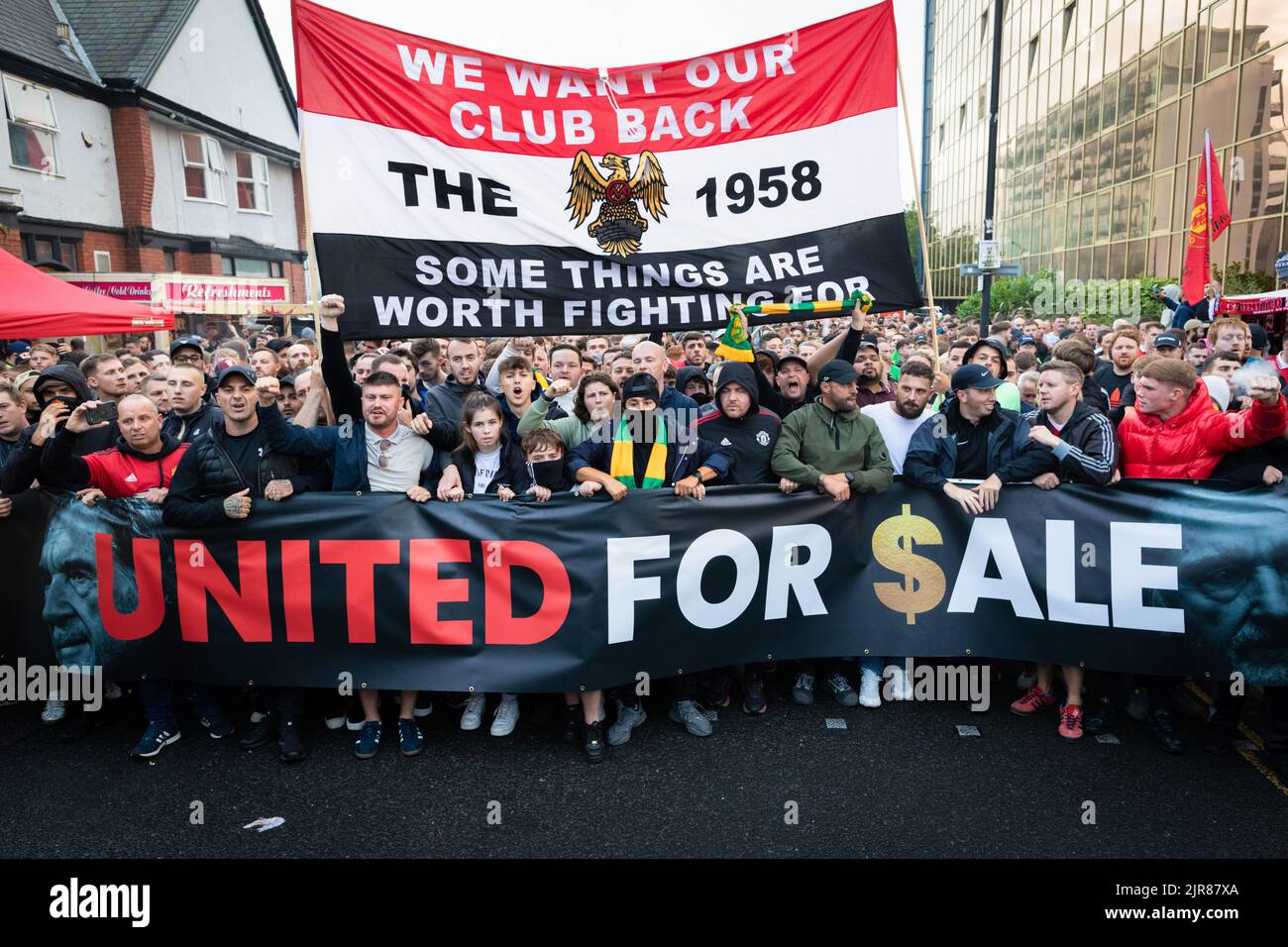 Manchester, Großbritannien. 22. August 2022. Die Fans von Manchester United marschieren vor ihrem Spiel gegen Liverpool nach Old Trafford. Die Proteste gegen die Glasuren des Clubs gehen weiter. Kredit: SOPA Images Limited/Alamy Live Nachrichten Stockfoto