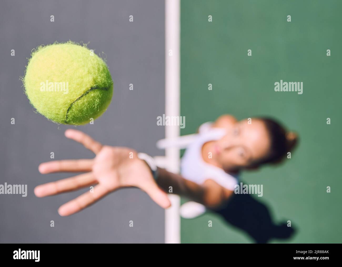 Tennisball, Sport und weibliche Spieler werfen und dienen auf einem Platz draußen von oben. Athletische Frau spielt Spiel für wettbewerbsfähigen Spaß mit Kopie Stockfoto