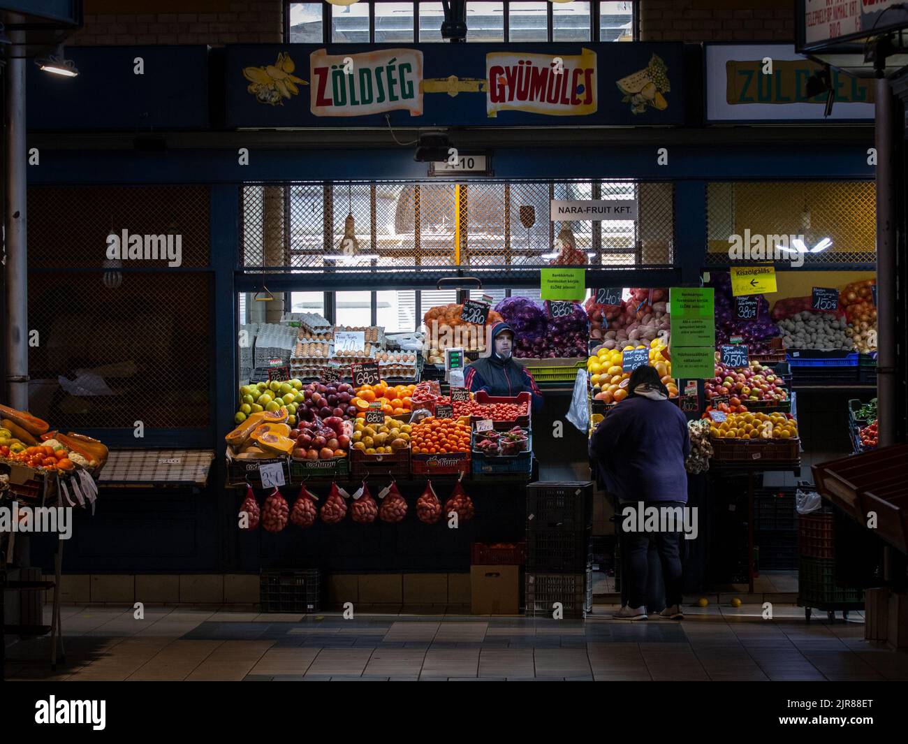 Bild von einem Obst- und Gemüsestand auf dem Bauernmarkt von Nagyvasarcsarnok. Die große Markthalle oder zentrale Markthalle, Markthalle I (Ungarn Stockfoto