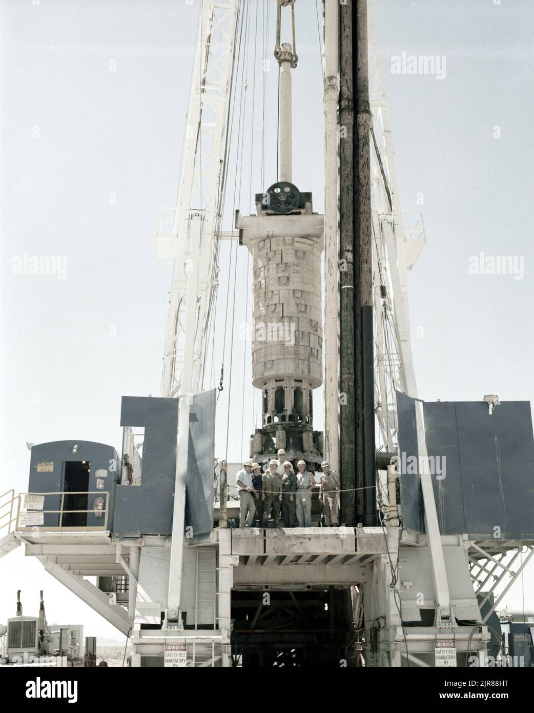 A790337 CAL DRILL RIGS BG EDWARDS (PROJECT ENGINEER) MAY 4 79EG&G/NTS PHOTO LAB VERÖFFENTLICHUNGSDATUM: 5/4/1979 CAL DRILL; BOHRMASCHINEN (METALLVERARBEITUNG); BOHRGERÄTE; BOHRWERKZEUGE; BOHRMASCHINEN; EDGERTON, GERMESHAUSEN & GRIER; EDWARDS, B. G.; EG&G; AUSRÜSTUNG UND INSTRUMENTE; INSTRUMENTE UND AUSRÜSTUNG; NEVADA; NEVADA; NEVADA TESTGELÄNDE; NTS; KERNENERGIETECHNIK; BOHRGERÄTE; TESTSTANDORTE; BOHRGERÄTE HISTORISCHE BILDER. 1972 - 2012. Energieministerium. National Nuclear Security Administration. Fotos im Zusammenhang mit Atomwaffentests auf dem Testgelände in Nevada. Stockfoto