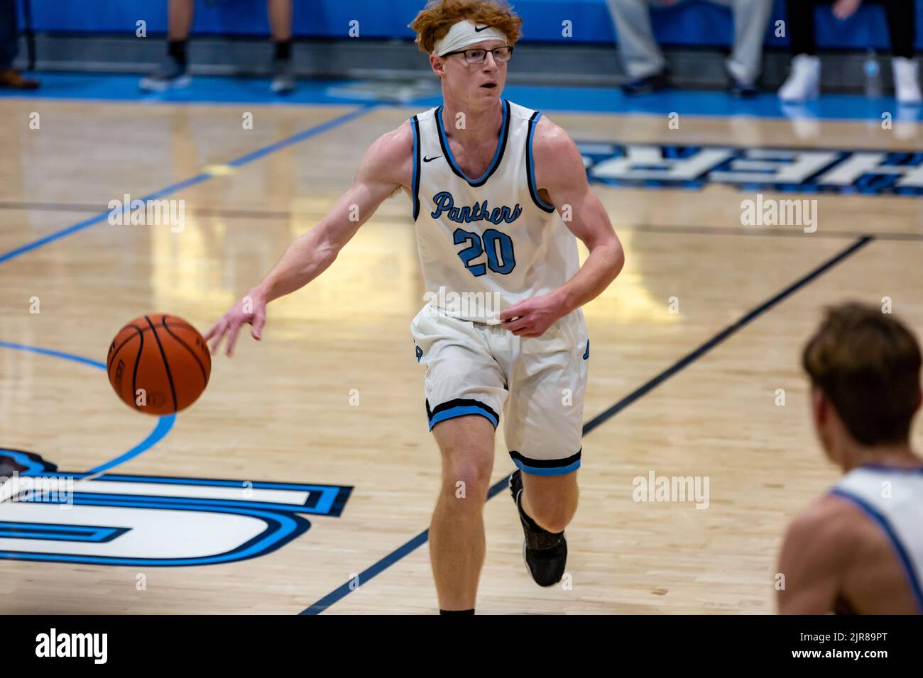 Isaiah Bland treibt den Ball für die Christian School Panthers der Lakewood Park in einem IHSAA-Basketballspiel für Jungen in Auburn, Indiana, USA. Stockfoto