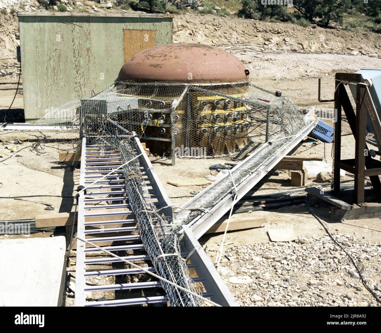 A781350 U12N DIABLO HAWK EMP PAD J. ALLEN (PROJEKTINGENIEUR) SEP 8 78 EG&G/NTS PHOTO LAB VERÖFFENTLICHUNGSDATUM: 9/8/1978 ALLEN, J.M.; CHAIN LINKED FENCES; CONSTRUCTION MATERIALS/ITEMS; DIABLO HAWK; DOME; EDGERTON, GERMESHAUSEN & GRIER; EG&G; EMP-PAD; AUSRÜSTUNG UND INSTRUMENTE; ZÄUNE; INSTRUMENTE UND AUSRÜSTUNG; NEVADA; NEVADA TESTGELÄNDE; NTS; KERNENERGIETECHNIK; KERNWAFFENTESTS; KERNWAFFENTESTS; TESTSTANDORTE; UGT; UNTERIRDISCHE TESTS; U12N DIABLO EMP PAD HISTORISCHE BILDER. 1972 - 2012. Energieministerium. National Nuclear Security Administration. Fotos im Zusammenhang mit Atomwaffentests bei Stockfoto