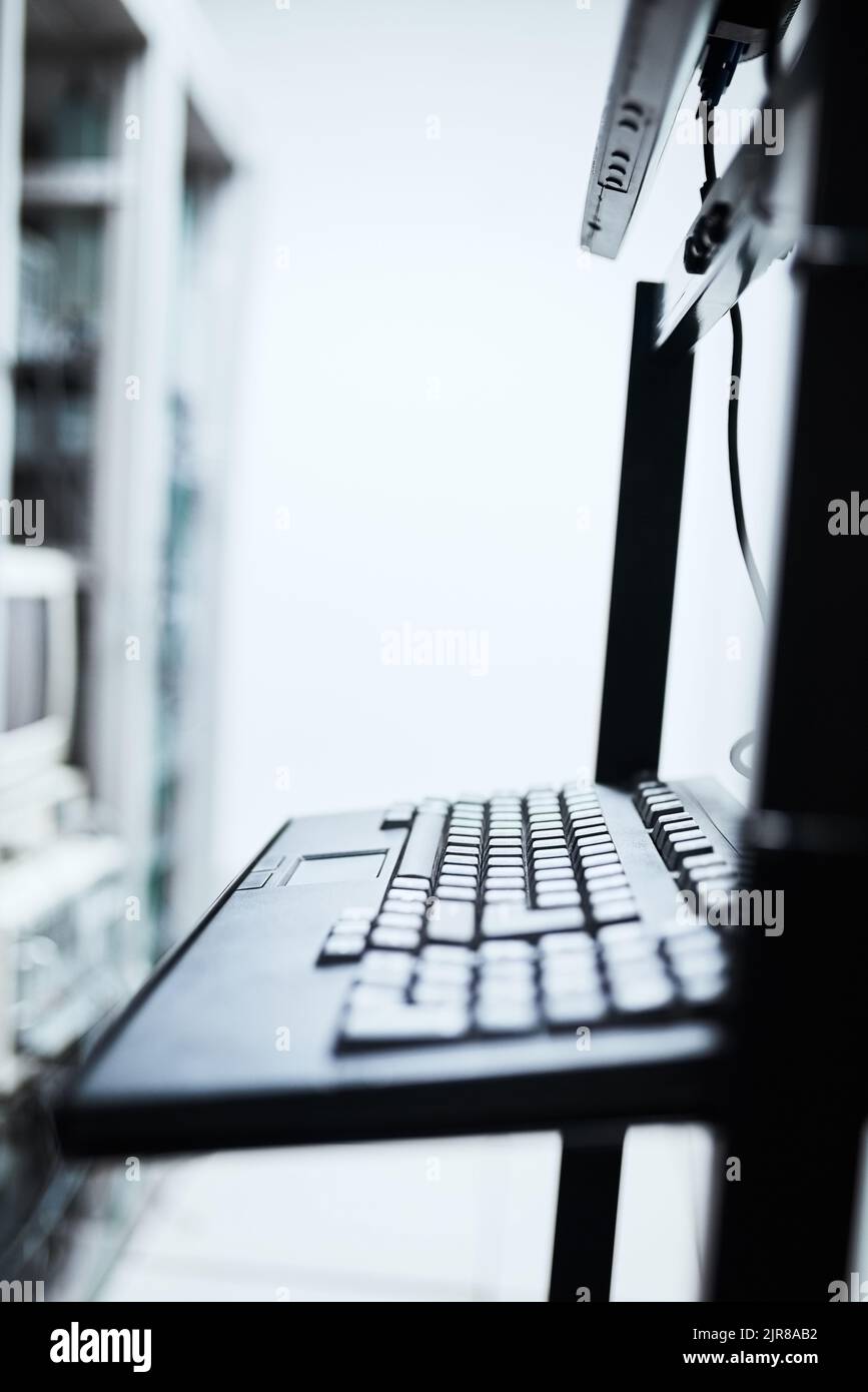 Der Serverraum. Ein Computermonitor und eine Tastatur im Inneren eines IT-Serverraums. Stockfoto