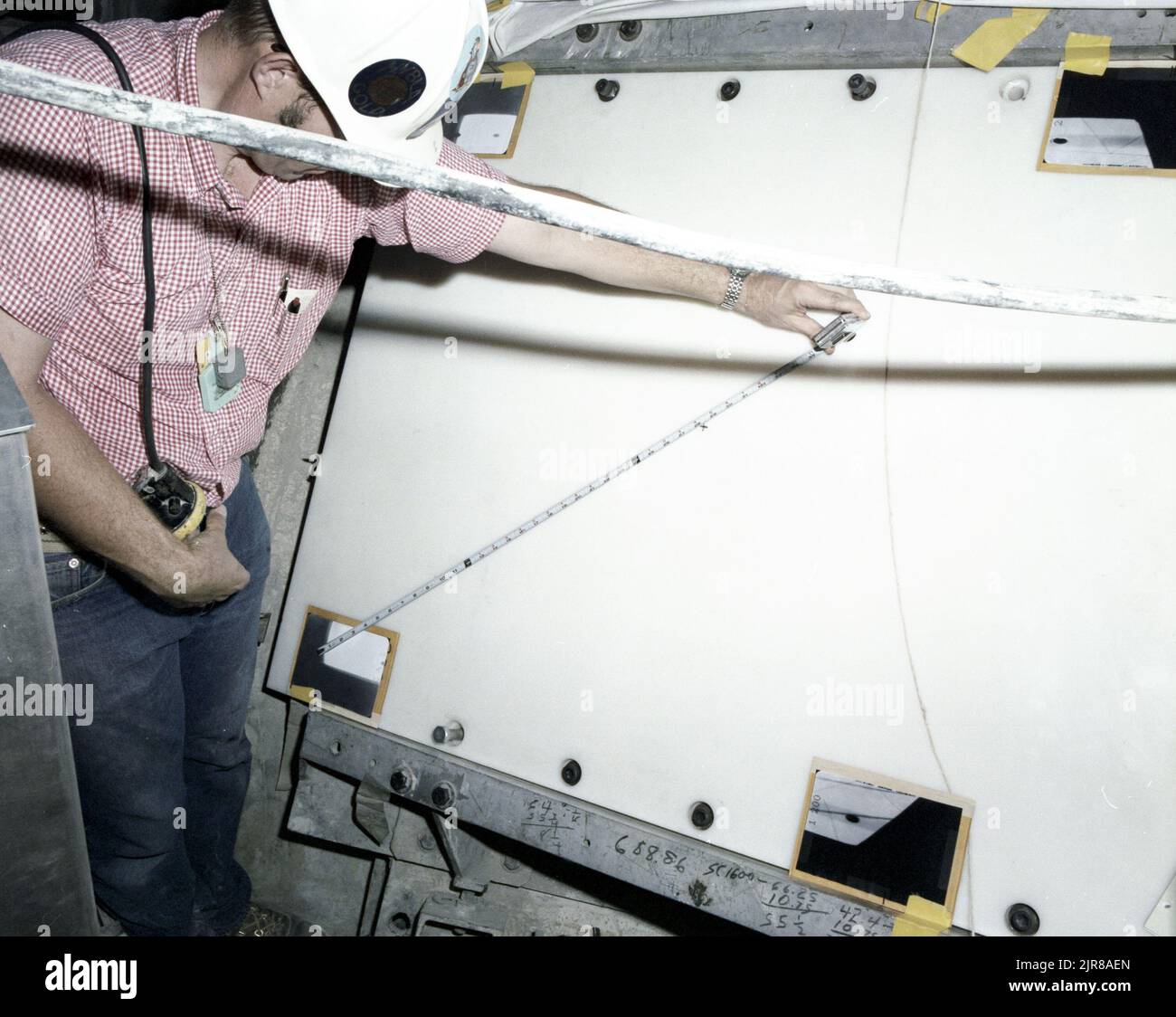 A781289 U12N DIABLO HAWK SCATTER-RÖNTGENFILM F. DEAN (PROJEKTINGENIEUR) SEP 6 78 EG&G/NTS PHOTO LAB VERÖFFENTLICHUNGSDATUM: 9/6/1978 CONSTRUCTION HATS; DEAN, F.; DIABLO HAWK; EDGERTON, GERMESHAUSEN & GRIER; EG&G; GERÄTE UND INSTRUMENTE; HÜTE; INSTRUMENTE UND GERÄTE; MÄNNLICH; MAN (ADD MALE MODIFIER); GEMESSEN; MESSGERÄTE (EXC-UTENSIL; NEVADA; NEVADA-TESTGELÄNDE; NTS; KERNENERGIETECHNIK; KERNWAFFENTESTS; ATOMTESTS; STREURÖNTGENFILM; BANDMESSUNGEN; TESTSTANDORTE; UGT; UNDERGROUND; UNDERGROUND-TESTS; U12N DIABLO SCATTER-RÖNTGENFILM HISTORISCHE BILDER. 1972 - 2012. Abteilung Energ Stockfoto