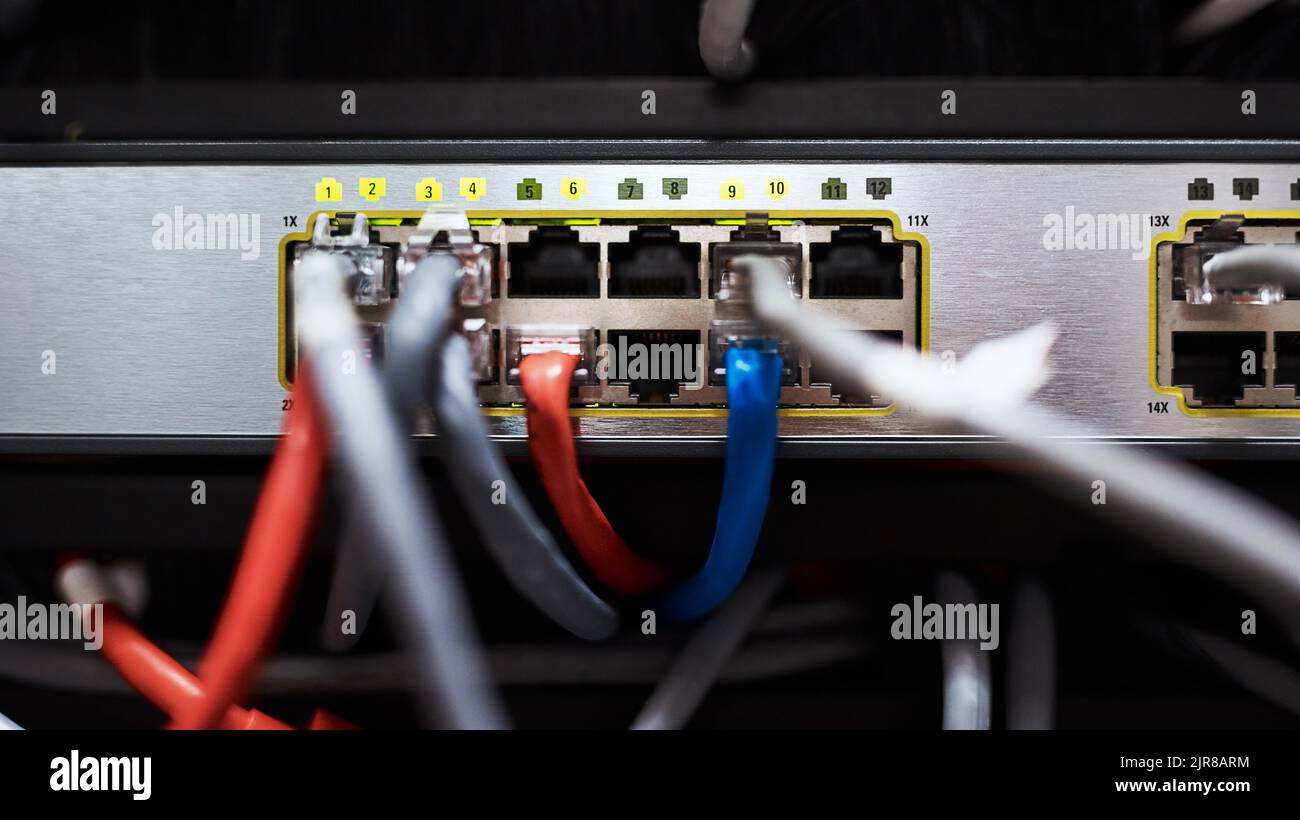 Das Innere eines Computers mit all seinen Kabeln befindet sich in einem Serverraum. Stockfoto