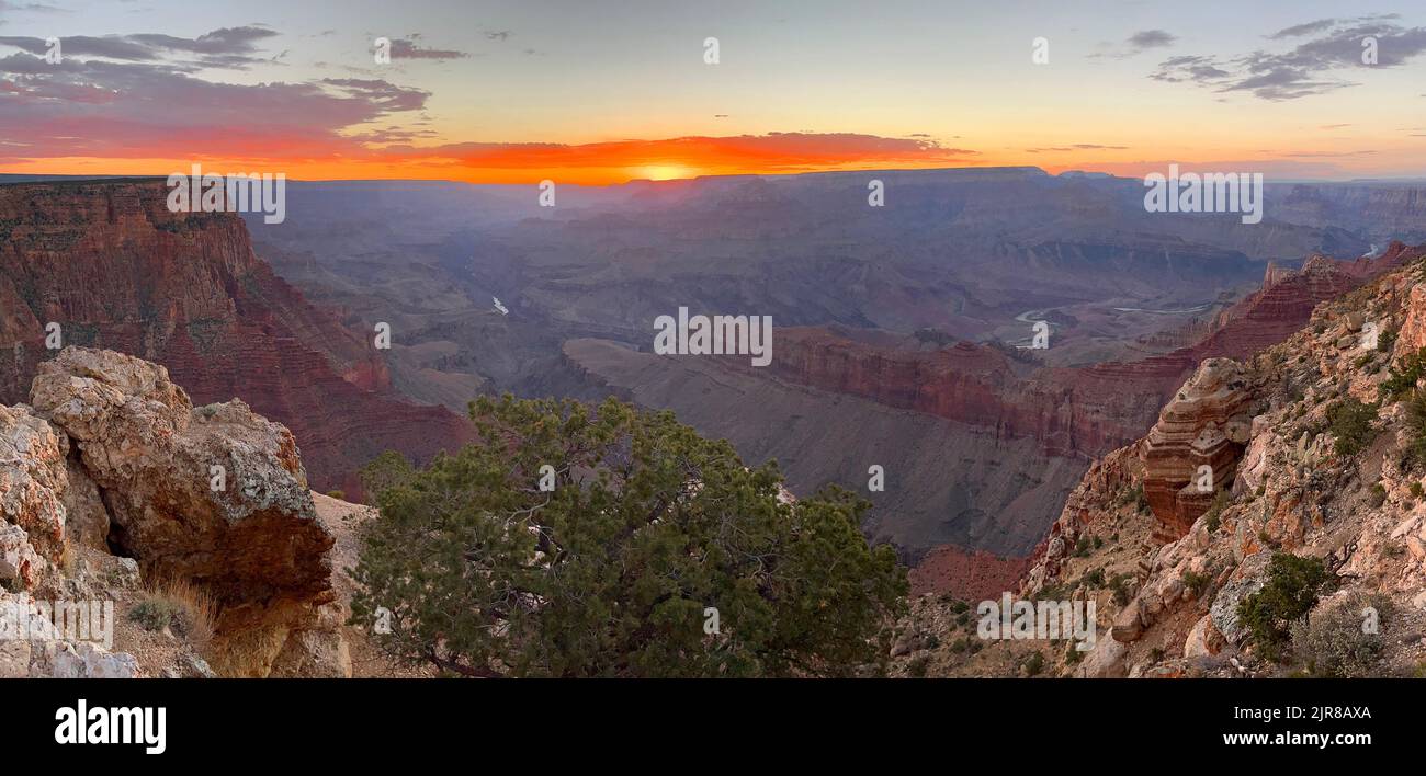 Sonnenuntergang auf dem South Rim Trail, Pima Point des Grand Canyon in Arizona, USA Stockfoto