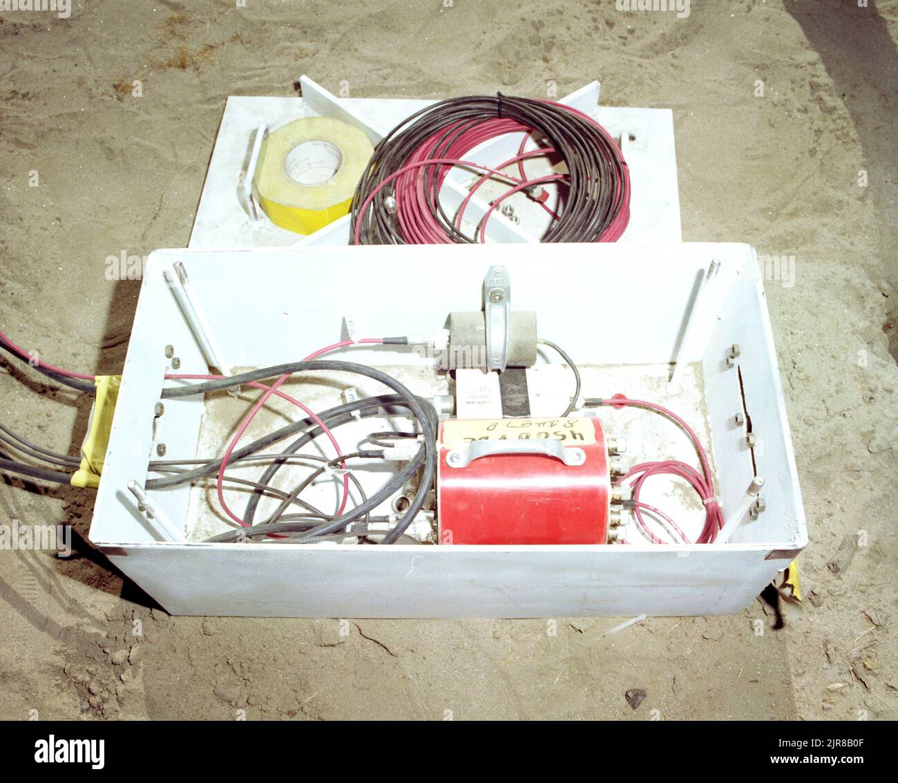 A781150 PLANET RANCH, AZ MISER'S BLUFF TOM TAKAHASHI (PROJECT ENGINEER) AUG 28 78 EG&G/NTS PHOTO LAB VERÖFFENTLICHUNGSDATUM: 8/28/1978 A&F; BOXES; EDGERTON, GERMESHAUSEN & GRIER; EG&G; AUSRÜSTUNG UND INSTRUMENTE; AUSRÜSTUNG (SNL); SPRENGSTOFFTESTS; INSTRUMENTE UND AUSRÜSTUNG; MISER'S BLUFF; MISER'S BLUFF #1; TESTGELÄNDE IN NEVADA; NTS; KERNENERGIETECHNIK; ATOMSIMULATIONSTESTS; PLANET RANCH; PLANET RANCH TESTTAL; PLANET RANCH, AZ; TAKAHASHI, TOM; TESTS; DRAHT & KABEL; PLANET RANCH-MISER'S BLUFF HISTORISCHE BILDER. 1972 - 2012. Energieministerium. National Nuclear Security Administration. Foto Stockfoto