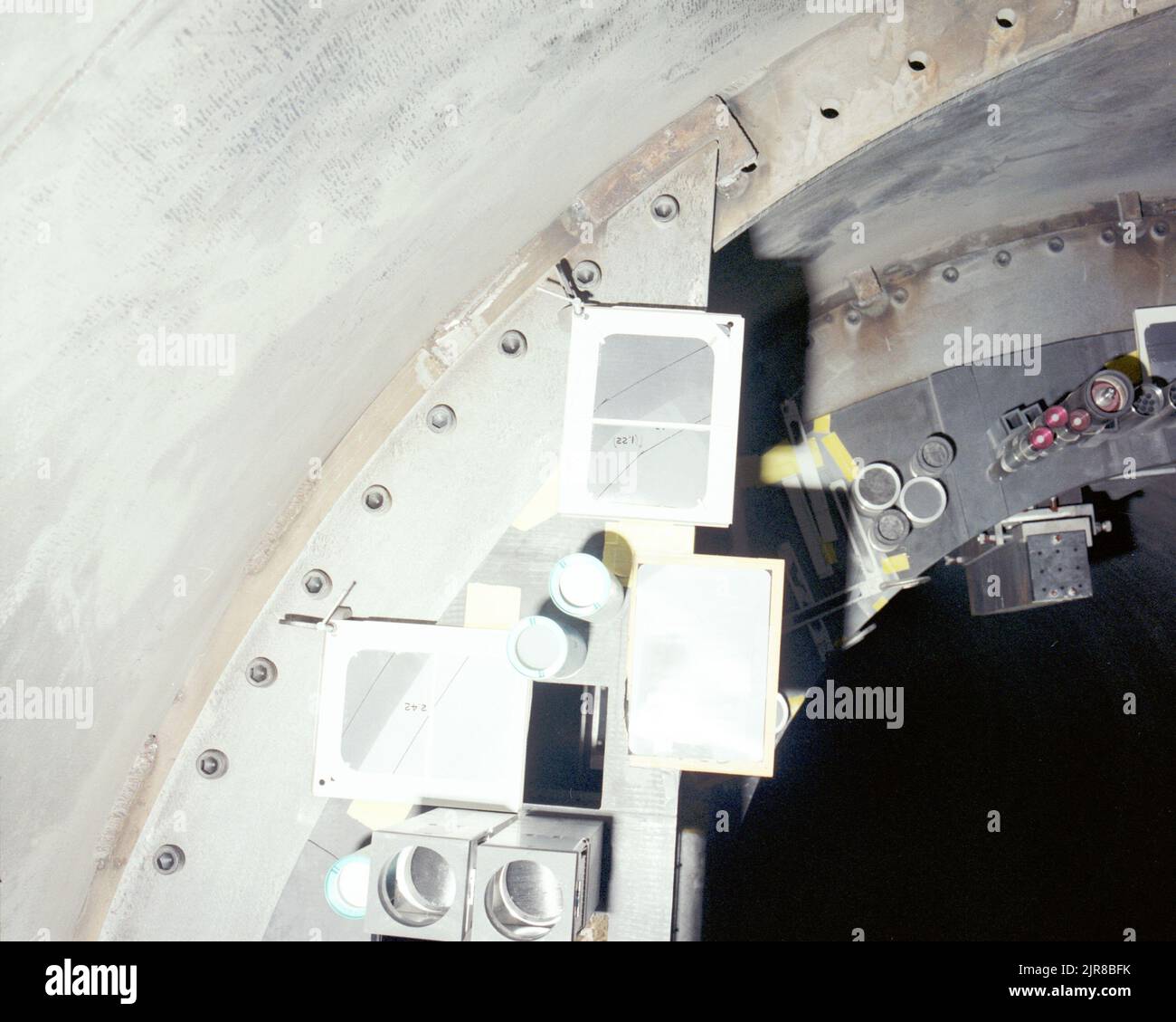 A780971 U12N DIABLO HAWK RÖNTGENFILMPLATZIERUNG F. DEAN (PROJECT ENGINEER) JUL 31 78 EG&G/NTS PHOTO LAB VERÖFFENTLICHUNGSDATUM: 7/31/1978 DEAN, F.; DIABLO HAWK; DIABLO HAWK TEST; EDGERTON, GERMESHAUSEN & GRIER; EG&G; GERÄTE UND INSTRUMENTE; GERÄTE (SNL); INSTRUMENTE UND GERÄTE; NEVADA; NEVADA TESTGELÄNDE; NTS; KERNENERGIETECHNIK; KERNWAFFENTESTS; ATOMTESTS; ROHRE; STATION #2; TESTSTANDORTE; UGT; UNTERIRDISCH; UNTERIRDISCH; RÖNTGENFILM; PLATZIERUNG DES RÖNTGENFILMS; RÖNTGENSTRAHLUNG; DIABLO HAWK-X-RAY FILM historische Bilder. 1972 - 2012. Energieministerium. National Nuclear Security Administration. P Stockfoto