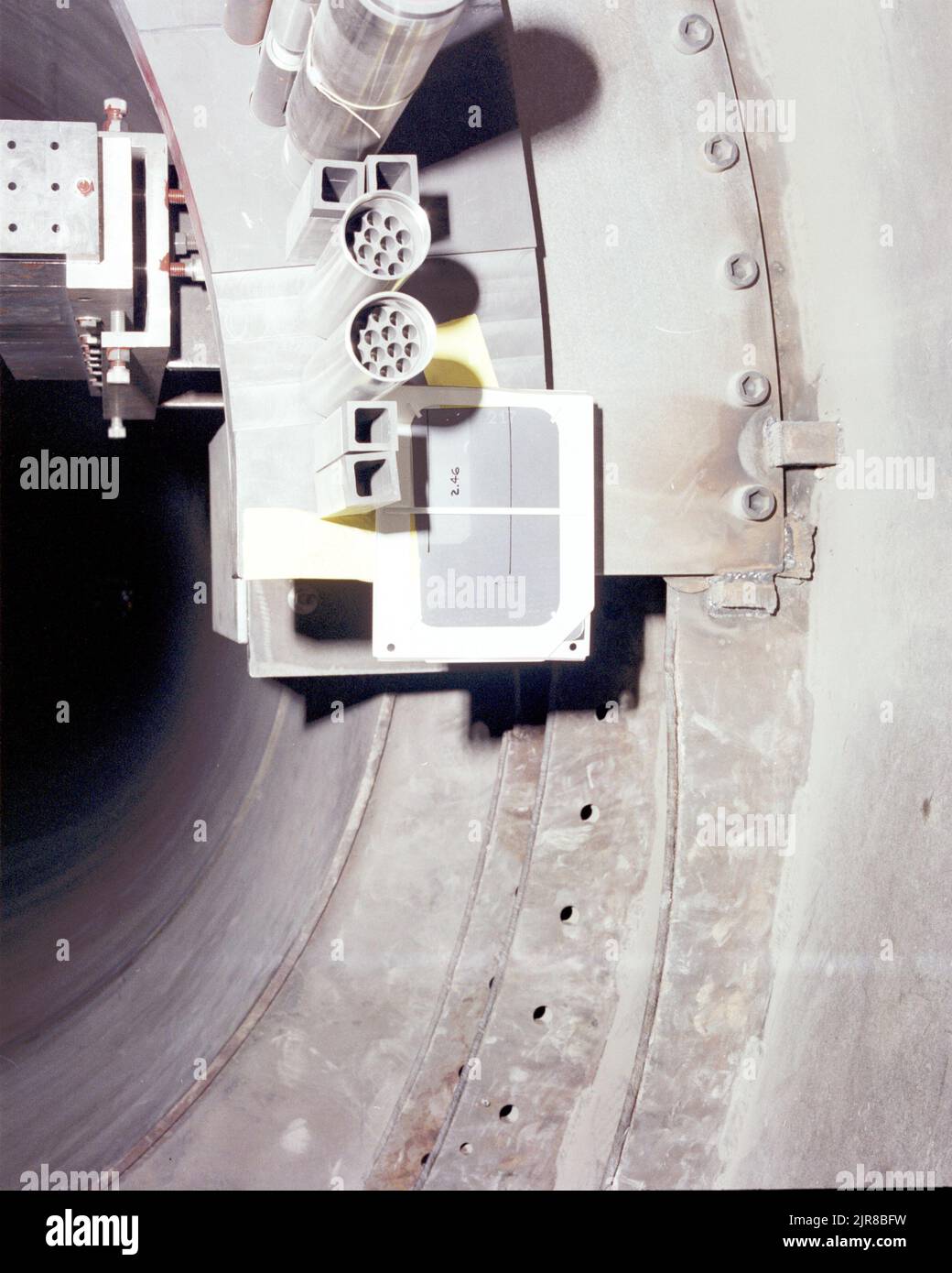 A780973 U12N DIABLO HAWK RÖNTGENFILMPLATZIERUNG F. DEAN (PROJECT ENGINEER) JUL 31 78 EG&G/NTS PHOTO LAB VERÖFFENTLICHUNGSDATUM: 7/31/1978 DEAN, F.; DIABLO HAWK; DIABLO HAWK TEST; EDGERTON, GERMESHAUSEN & GRIER; EG&G; GERÄTE UND INSTRUMENTE; GERÄTE (SNL); INSTRUMENTE UND GERÄTE; NEVADA; NEVADA TESTGELÄNDE; NTS; KERNENERGIETECHNIK; KERNWAFFENTESTS; ATOMTESTS; ROHRE; STATION #2; TESTSTANDORTE; UGT; UNTERIRDISCH; UNTERIRDISCH; RÖNTGENFILM; PLATZIERUNG DES RÖNTGENFILMS; RÖNTGENSTRAHLUNG; DIABLO HAWK-X-RAY FILM historische Bilder. 1972 - 2012. Energieministerium. National Nuclear Security Administration. P Stockfoto