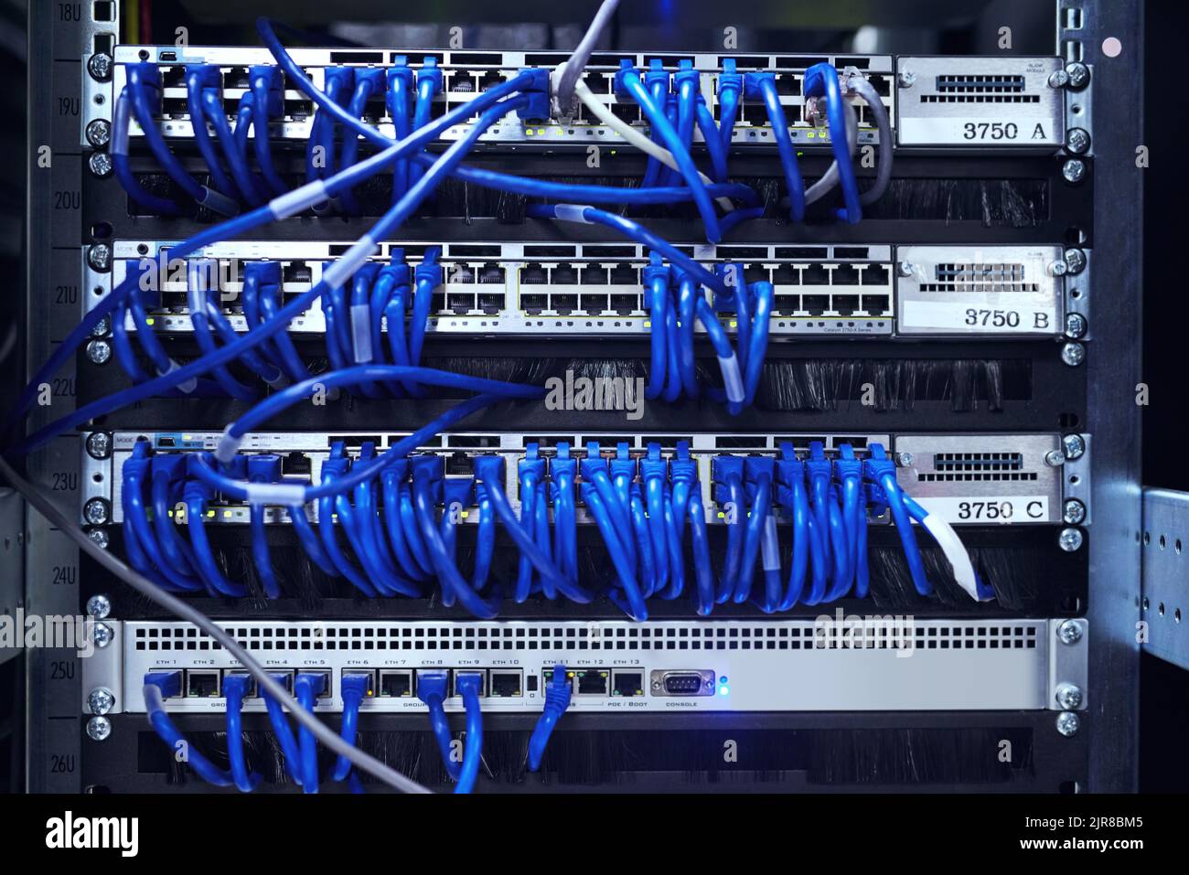 Es ist wichtig, dass alles verbunden bleibt. Das Innere eines Computers mit all seinen Kabeln befindet sich in einem Serverraum. Stockfoto