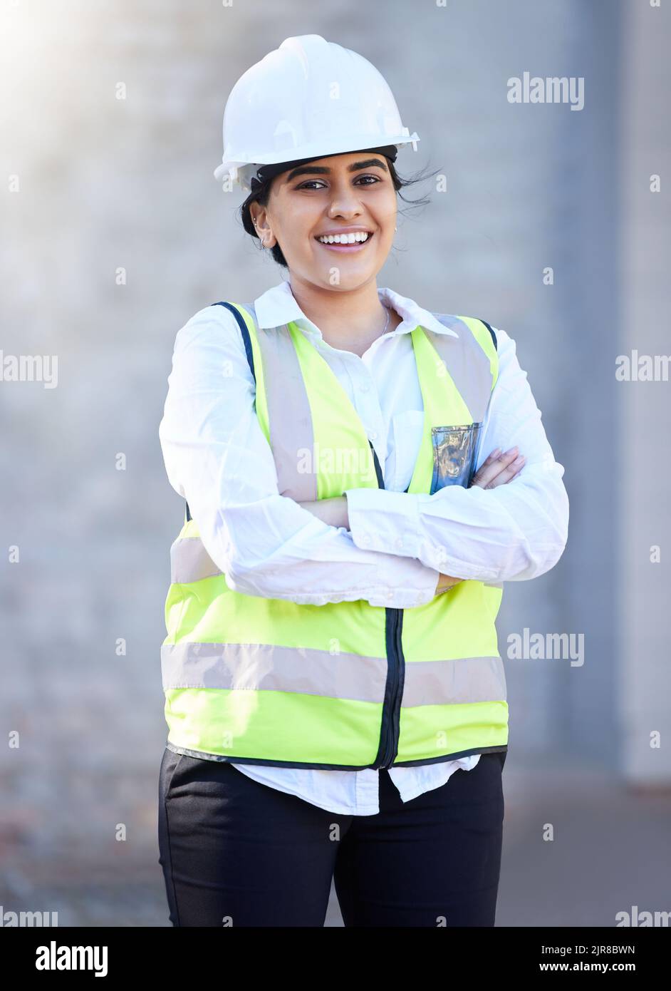 Konstruktion, Bau und Technik mit einer Frau, die eine Firma oder einen Techniker im Freien auf einer Baustelle zur Entwicklung, Renovierung oder Umgestaltung hat Stockfoto