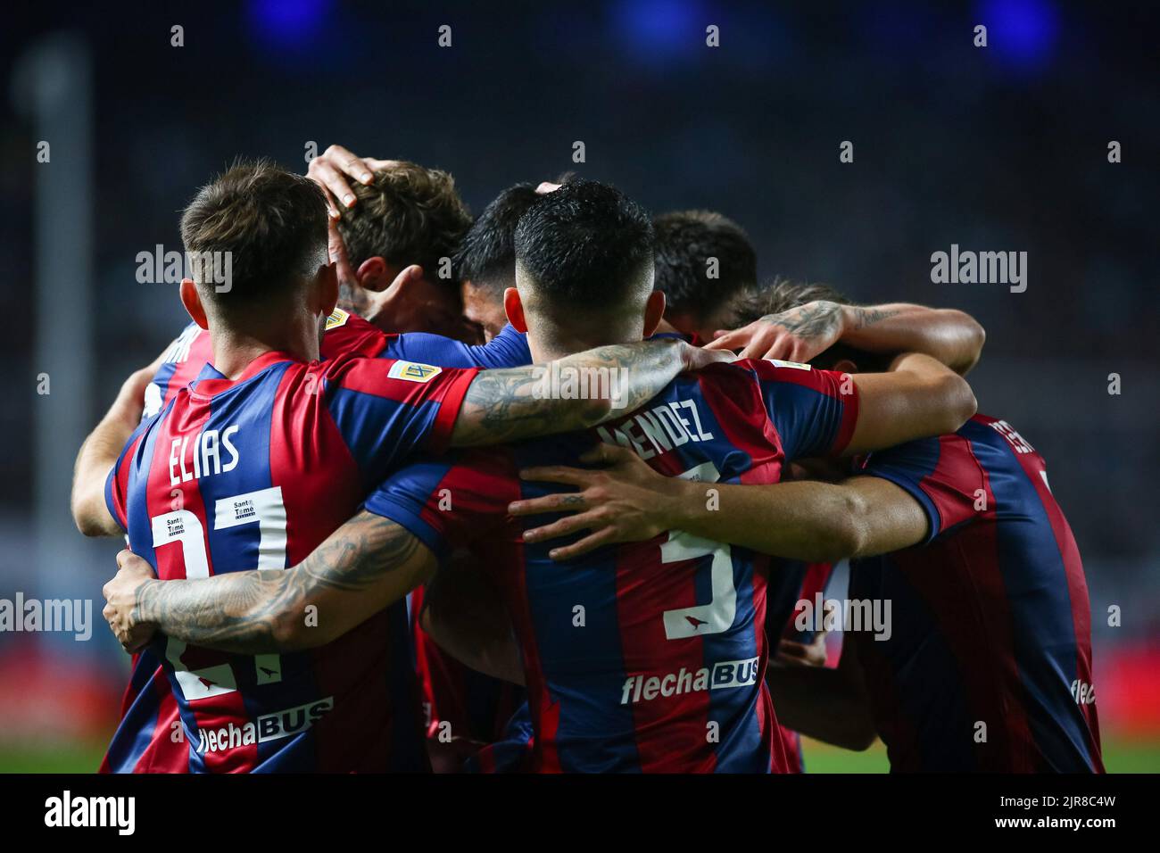 Buenos Aires, Argentinien. 22. August 2022. Das Team von San Lorenzo feiert ein Tor bei einem Spiel zwischen Racing und San Lorenzo als Teil der Copa de la Liga Profesional de Futbol im Presidente Peron Stadium. (Endergebnis: Rennen 1 - 2 San Lorenzo) (Foto von Roberto Tuero/SOPA Images/Sipa USA) Quelle: SIPA USA/Alamy Live News Stockfoto