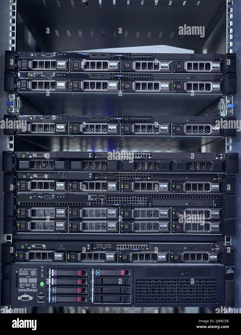 Im Inneren geschieht die Magie. Das Innere eines Computers mit all seinen Kabeln befindet sich in einem Serverraum. Stockfoto