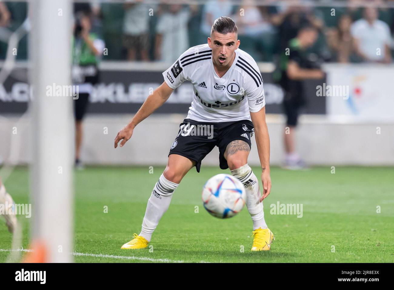 Warschau, Polen. 19. August 2022. Carlos Daniel Lopez Huesca 'Carlitos' von Legia in Aktion gesehen während des polnischen PKO Ekstraklasa League-Spiels zwischen Legia Warszawa und Gornik Zabrze im Marschall Jozef Pilsudski Legia Warsaw Municipal Stadium. Endstand; Legia Warszawa 2:2 Gornik Zabrze. (Foto von Mikolaj Barbanell/SOPA Images/Sipa USA) Quelle: SIPA USA/Alamy Live News Stockfoto