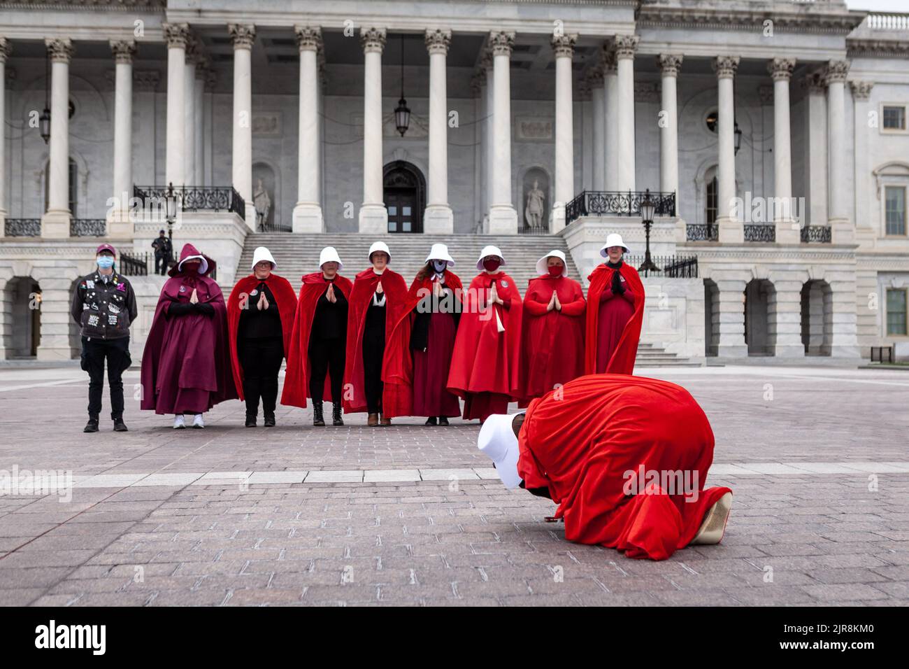 Demonstranten, die als Dienstmädchen aus der Geschichte der Dienstmädchen gekleidet sind, machen während des Protestes ein Gruppenfoto vor dem Kapitol. Die Handmaids Army DC kam nach Capitol Hill, um gegen die durchgesickerte vorläufige Entscheidung des Obersten Gerichtshofs zu protestieren, Roe v. Wade umzustürzen. Stockfoto