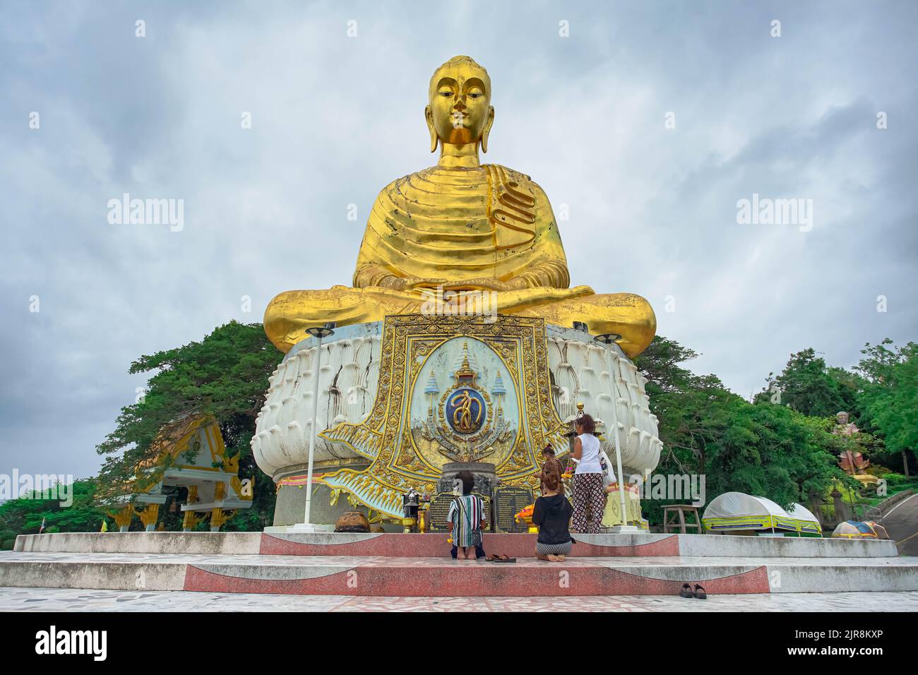 Prachuap Khiri Khan Province, THAILAND - 10. August 2022: Kiti Sirichai Budda das Bild befindet sich vor dem Phra Mahathat Chedi Phakdee Prakat in P Stockfoto