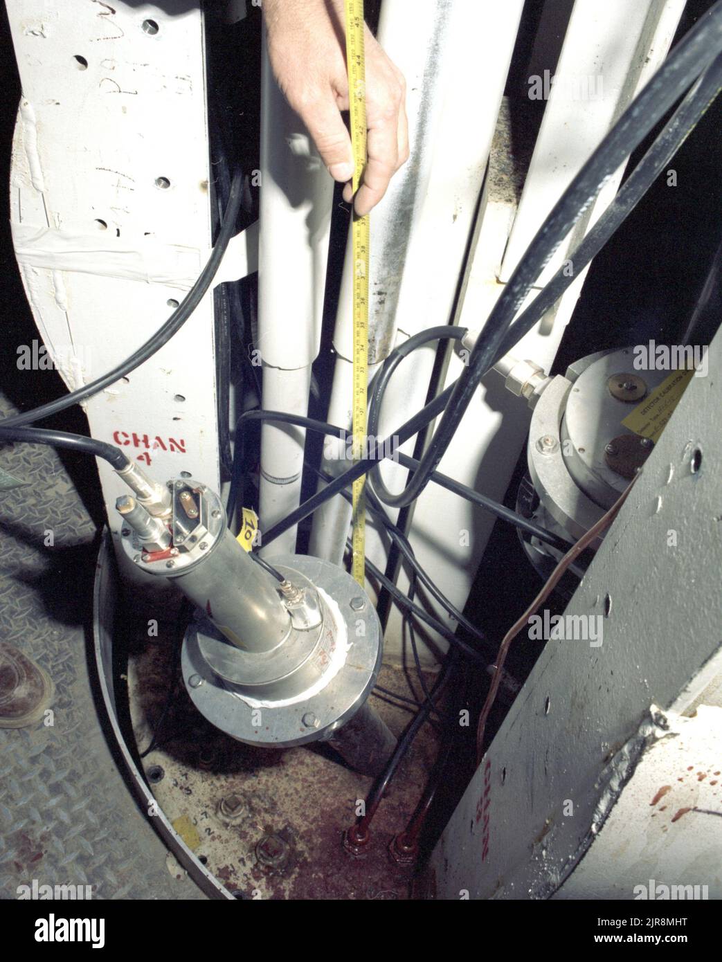 A770105 U3KI COVE SLIFER INSTALLATION J. BROUILLARD(PROJECT ENGINEER) JAN 15 77EG&G/NTS PHOTO LAB VERÖFFENTLICHUNGSDATUM: 1/15/1977 BROUILLARD, J.; COVES; EDGERTON, GERMESHAUSEN & GRIER; EG&G; NEVADA; NEVADA-TESTGELÄNDE; NTS; KERNENERGIETECHNIK; SCHÄCHTE; HEBEANLAGE; SLIFERS; TESTSTANDORTE; HISTORISCHE BILDER ZU WAFFEN. 1972 - 2012. Energieministerium. National Nuclear Security Administration. Fotos im Zusammenhang mit Atomwaffentests auf dem Testgelände in Nevada. Stockfoto