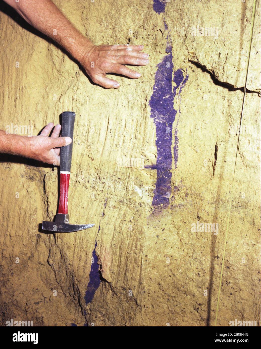 A761493 U12G HYDRA FRAC BILL VOLLENDORF(PROJECT ENGINEER) NOV 18 76EG&G/NTS PHOTO LAB VERÖFFENTLICHUNGSDATUM: 11/18/1976 EDGERTON, GERMESHAUSEN & GRIER; EG&G; G-TUNNEL; HYDRA FRAC; HYDRAULISCHER BRUCH; GEMESSEN; NEVADA; NEVADA-TESTGELÄNDE; NTS; KERNENERGIETECHNIK; ATOMTESTS; PICKAXS; MASSBÄNDER; TESTSTANDORTE; TUNNEL; UGT; UNTERIRDISCHE TESTS; VOLLENDORF, RECHNUNG HISTORISCHE BILDER. 1972 - 2012. Energieministerium. National Nuclear Security Administration. Fotos im Zusammenhang mit Atomwaffentests auf dem Testgelände in Nevada. Stockfoto