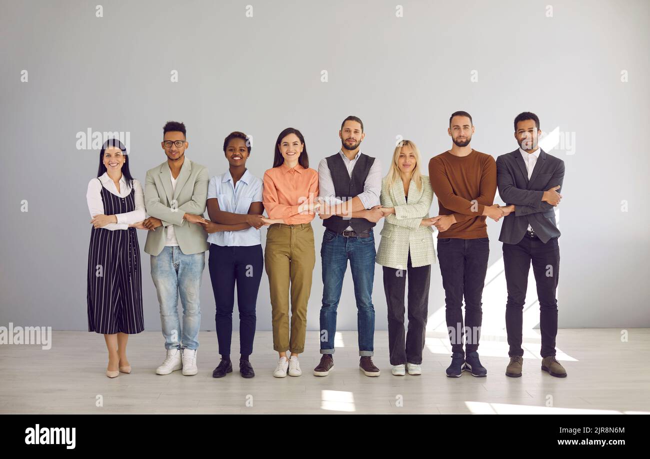 Verschiedene multiethnische Mitarbeiter halten die Hände und zeigen Einigkeit Stockfoto