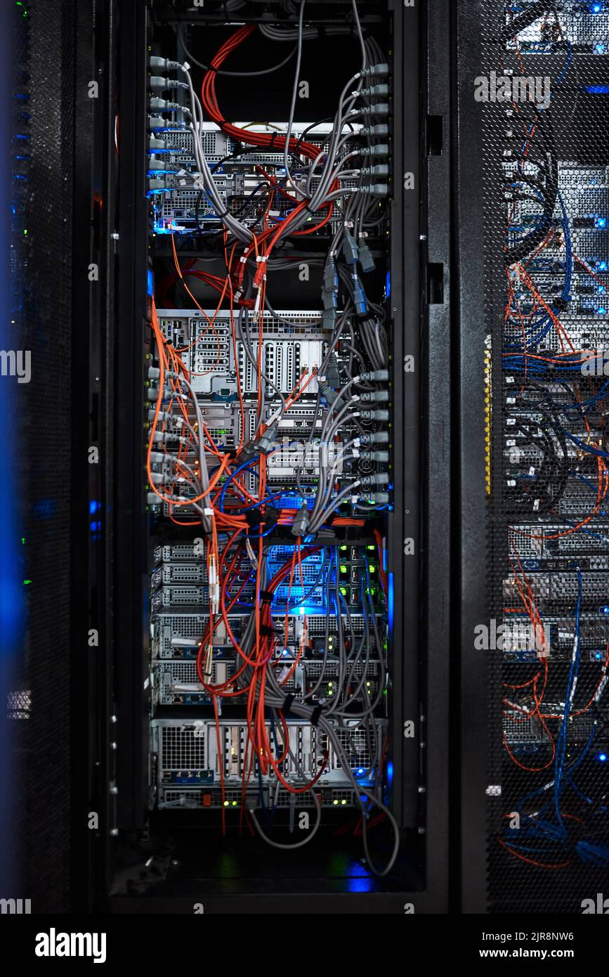 Jede kleine Komponente hat eine große Funktion. Das Innere eines Computers mit all seinen Kabeln befindet sich in einem Serverraum. Stockfoto