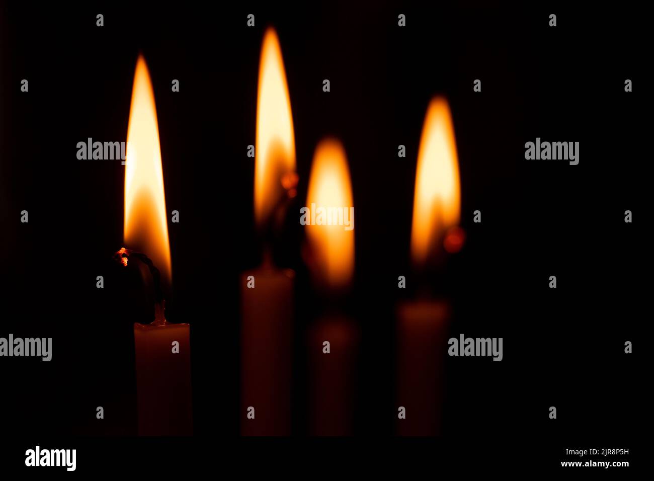 Kerzenflamme im Dunkeln in der Kirche, brennende Kerze, Religion Stockfoto