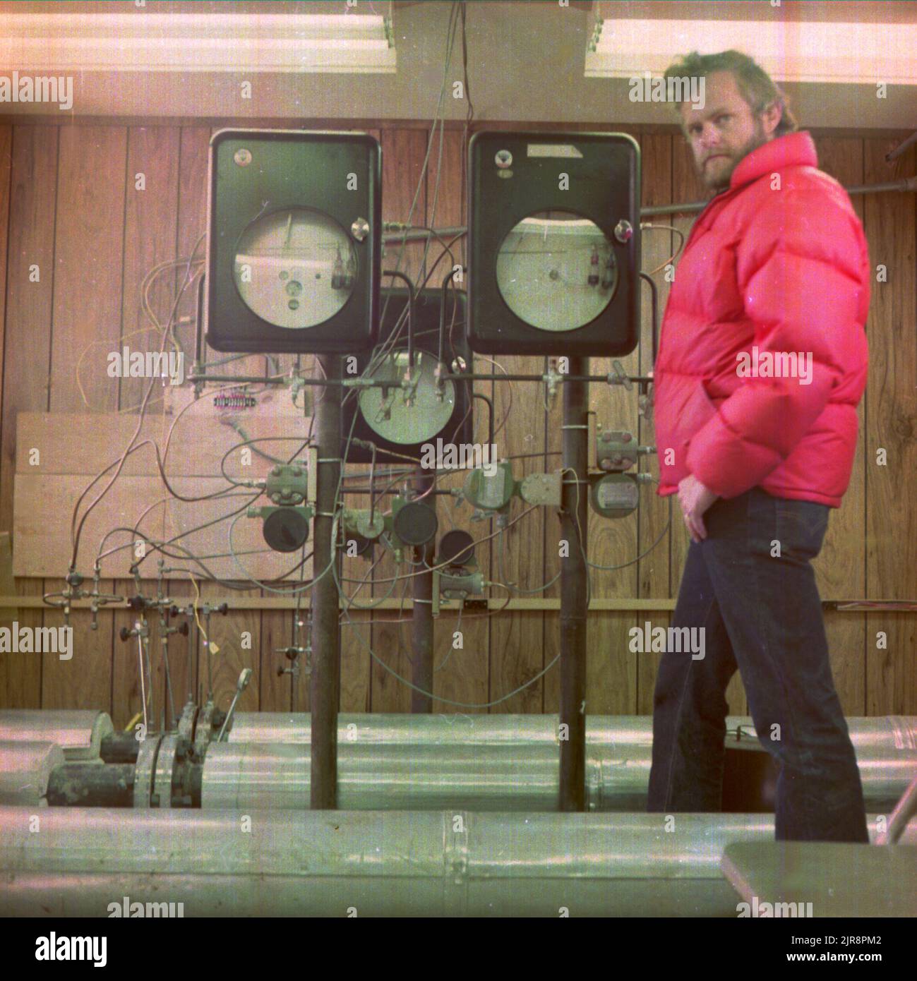 A760826 HANNA, WY COAL GASIFICATION B. BENJAMIN (PROJECT ENGINEER) APR 15 76 EG&G/NTS PHOTO LAB VERÖFFENTLICHUNGSDATUM: 4/15/1976 BENJAMIN, BENJAMIN CODY; COAL EXPLORATION; COAL GASIFICATION PROJECT; EDGERTON, GERMESHAUSEN & GRIER; EG&G; GERÄTE UND INSTRUMENTE; GERÄTE (SNL); MESSGERÄTE; MANOMETER, DRUCK; HANNA, WY; INSTRUMENTE UND GERÄTE; MÄNNLICH; MAN (ADD MALE MODIFIER); NEVADA TESTGELÄNDE; NTS; PIPELINES; PIPELINES; PIPELINES; RÄUME UND GEBÄUDEBEREICHE; TESTPLÄTZE; HOLZVERKLEIDUNGEN; WYOMING; TRAILER INSTRUMENTATION RACKS HISTORISCHE BILDER. 1972 - 2012. Energieministerium. National Nuclear Security Administration. Pho Stockfoto