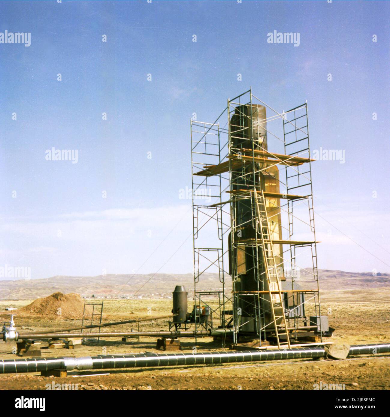 A760825 HANNA, WY COAL GASIFICATION B. BENJAMIN (PROJECT ENGINEER) APR 15 76 EG&G/NTS PHOTO LAB VERÖFFENTLICHUNGSDATUM: 4/15/1976 BENJAMIN, BENJAMIN CODY; GEBÄUDE; KOHLEEXPLORATION; KOHLEVERGASUNGSPROJEKT; EDGERTON, GERMESHAUSEN & GRIER; EG&G; GERÄTE UND INSTRUMENTE; GERÄTE (SNL); HANNA, WY; HÜGEL; INSTRUMENTE UND AUSRÜSTUNG; LEITERN; NEVADA TESTGELÄNDE; NTS; PIPELINES, ÖL; ROHRE; GERÜSTE, GERÜSTE, METALL, PRÜFSTELLEN, TÜRME (STAND-ALONE); WYOMING; TRAILER INSTRUMENTATION RACKS historical images. 1972 - 2012. Energieministerium. National Nuclear Security Administration. Fotografien Rela Stockfoto