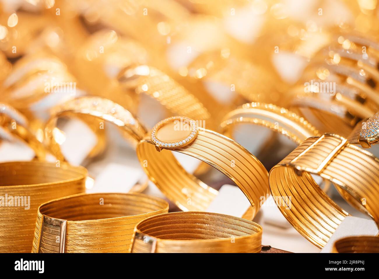 Ein Juweliergeschäft mit goldenem Schmuck, Armbändern und Accessoires. Das Konzept der Investitionen und Einsparungen mit Gold. Stockfoto