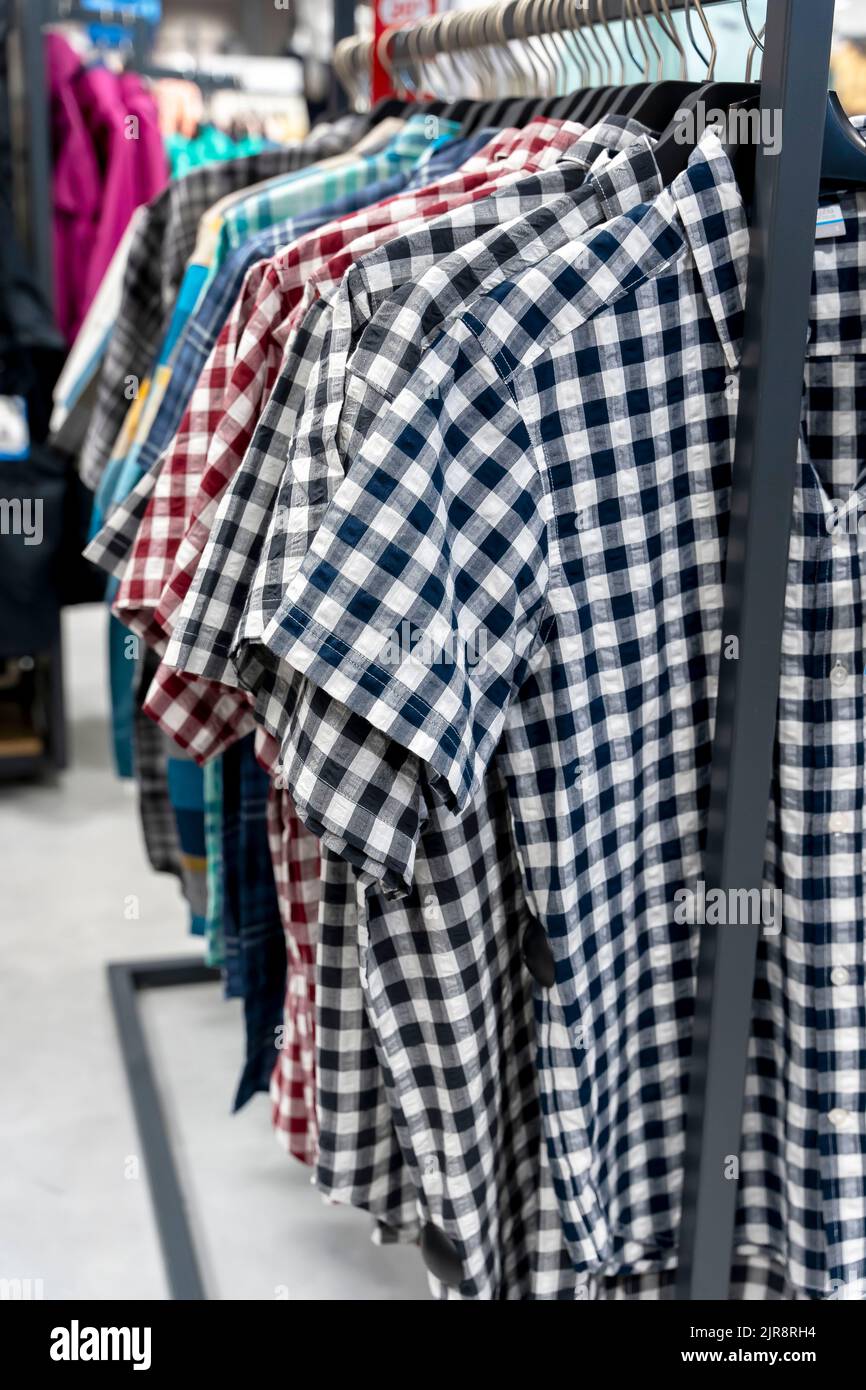 Neue karierten Hemden mit kurzen Ärmeln auf einem Kleiderbügel in einem Bekleidungsgeschäft Stockfoto