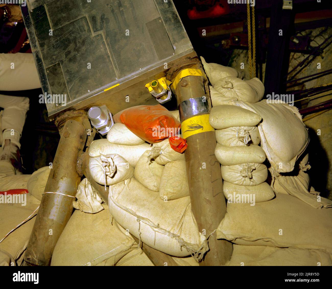 A750256 U12E STREUSTATION FÜR SPEISEWAGEN JOHN ALLEN (PROJEKTINGENIEUR) MAR 27 75 EG&G/NTS PHOTO LAB VERÖFFENTLICHUNGSDATUM: 3/27/1975 ALLEN, JOHN; SPEISEWAGEN; SPEISEWAGENTEST; EDGERTON, GERMESHAUSEN & GRIER; EG&G; GERÄTE UND INSTRUMENTE; INSTRUMENTE UND GERÄTE; NEVADA; NEVADA TESTGELÄNDE; NTS; KERNENERGIETECHNIK; KERNWAFFENTESTS; KERNWAFFENTESTS; ROHRE; SANDSÄCKE; STREUSTATION; PRÜFSTELLEN; UGT; UNTERIRDISCH; UNTERIRDISCH; UNTERIRDISCH; DINING CAR-SCATTER STATION HISTORISCHE BILDER. 1972 - 2012. Energieministerium. National Nuclear Security Administration. Fotografien im Zusammenhang mit Kernwaffen Tes Stockfoto