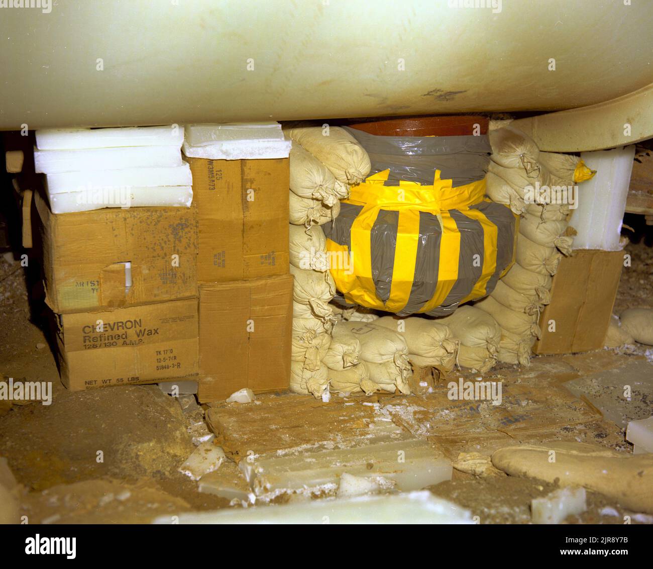 A750215 U12E SPEISEWAGEN JOHN ALLEN (PROJEKTINGENIEUR) MAR 13 75 EG&G/NTS PHOTO LAB VERÖFFENTLICHUNGSDATUM: 3/13/1975 ALLEN, JOHN; ANTENNENINSTALLATION; TASCHEN; BOXEN; SPEISEWAGEN; EDGERTON, GERMESHAUSEN & GRIER; EG&G; GERÄTE UND INSTRUMENTE; INSTRUMENTE UND AUSRÜSTUNG; NEVADA; NEVADA; NEVADA TESTGELÄNDE; NTS; KERNENERGIETECHNIK; ATOMTESTS; ATOMTESTS; GESTEINE (VERSCHIEDENES); TESTSTANDORTE; TUNNEL; UGT; UNTERIRDISCH; UNTERIRDISCH; UNTERIRDISCH; SPEISEWAGEN-ANTENNE INSTALLATIO HISTORISCHE BILDER. 1972 - 2012. Energieministerium. National Nuclear Security Administration. Fotografien im Zusammenhang mit Atomwaffen Stockfoto